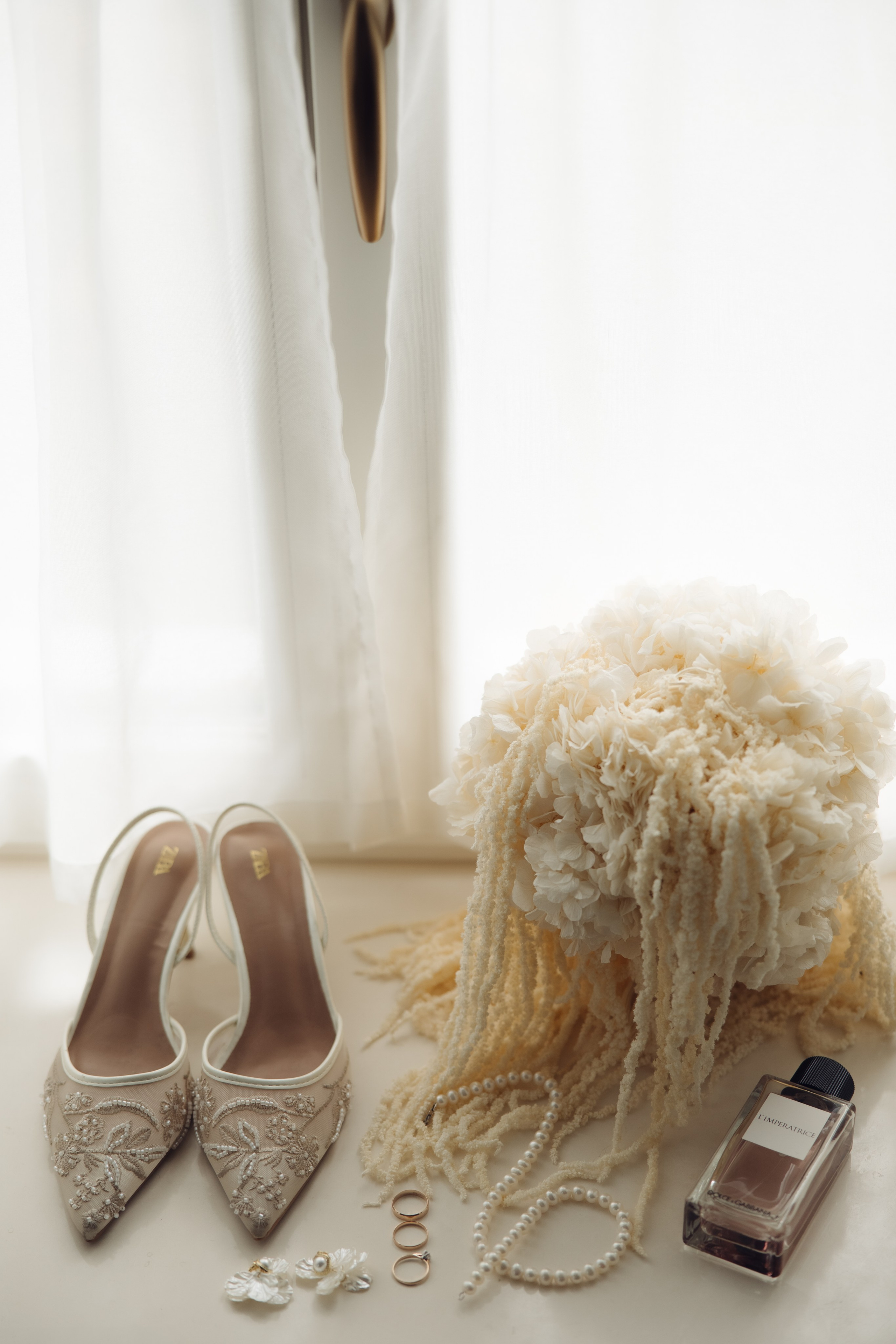 Таня и Тимур, утренние сборы в квартире и свадебный ужин. Фотограф любви в городе Казань