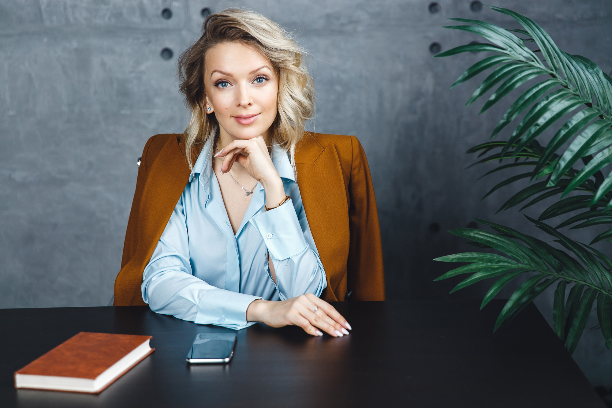 Деловая фотосессия в студии для бизнес леди, Москва