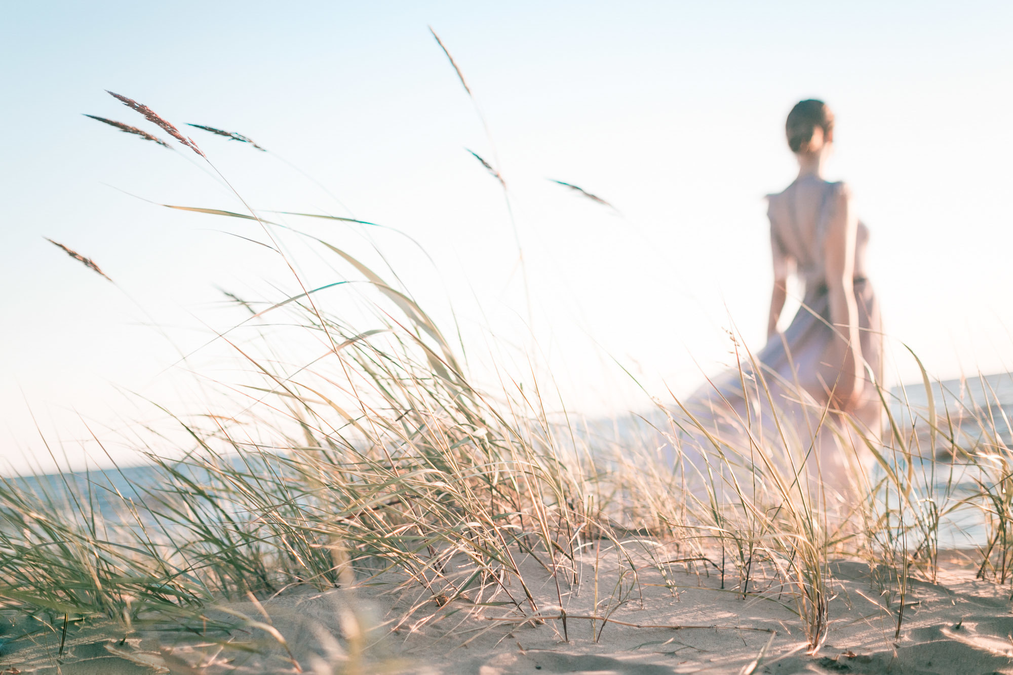 Фотосессия в красивом платье у замка и на берегу моря