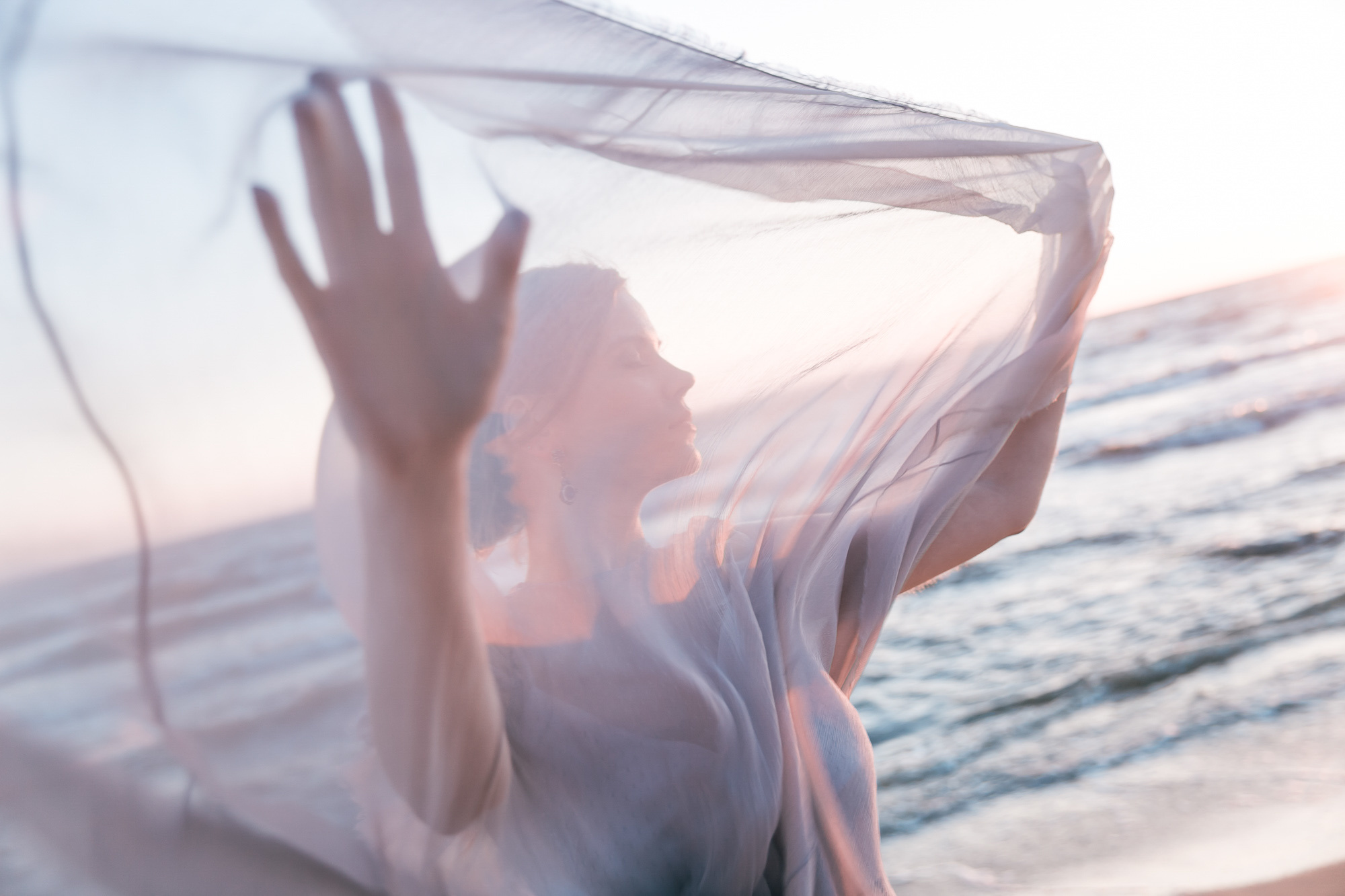 Фотосессия в красивом платье у замка и на берегу моря