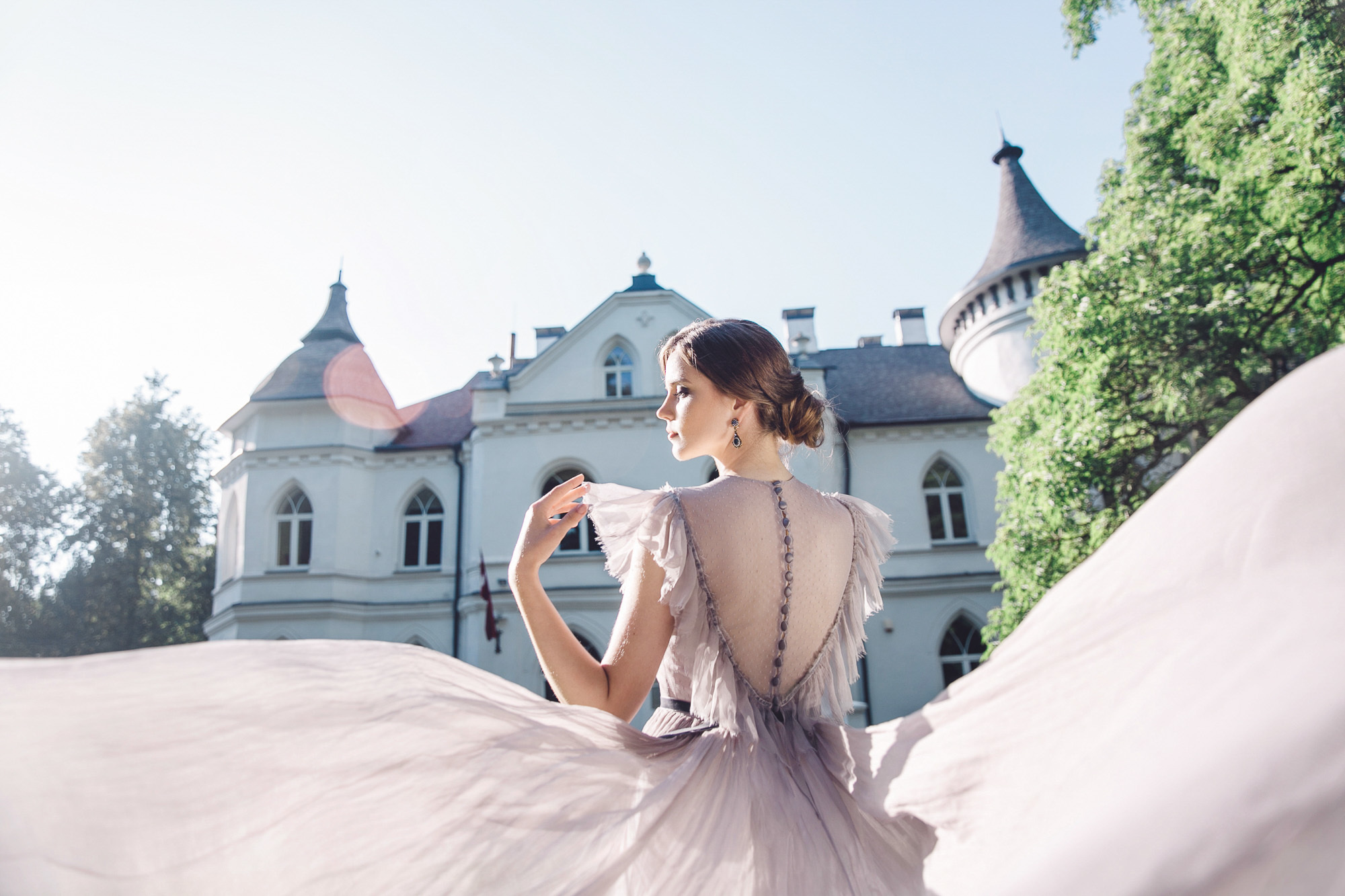 Фотосессия в красивом платье у замка и на берегу моря