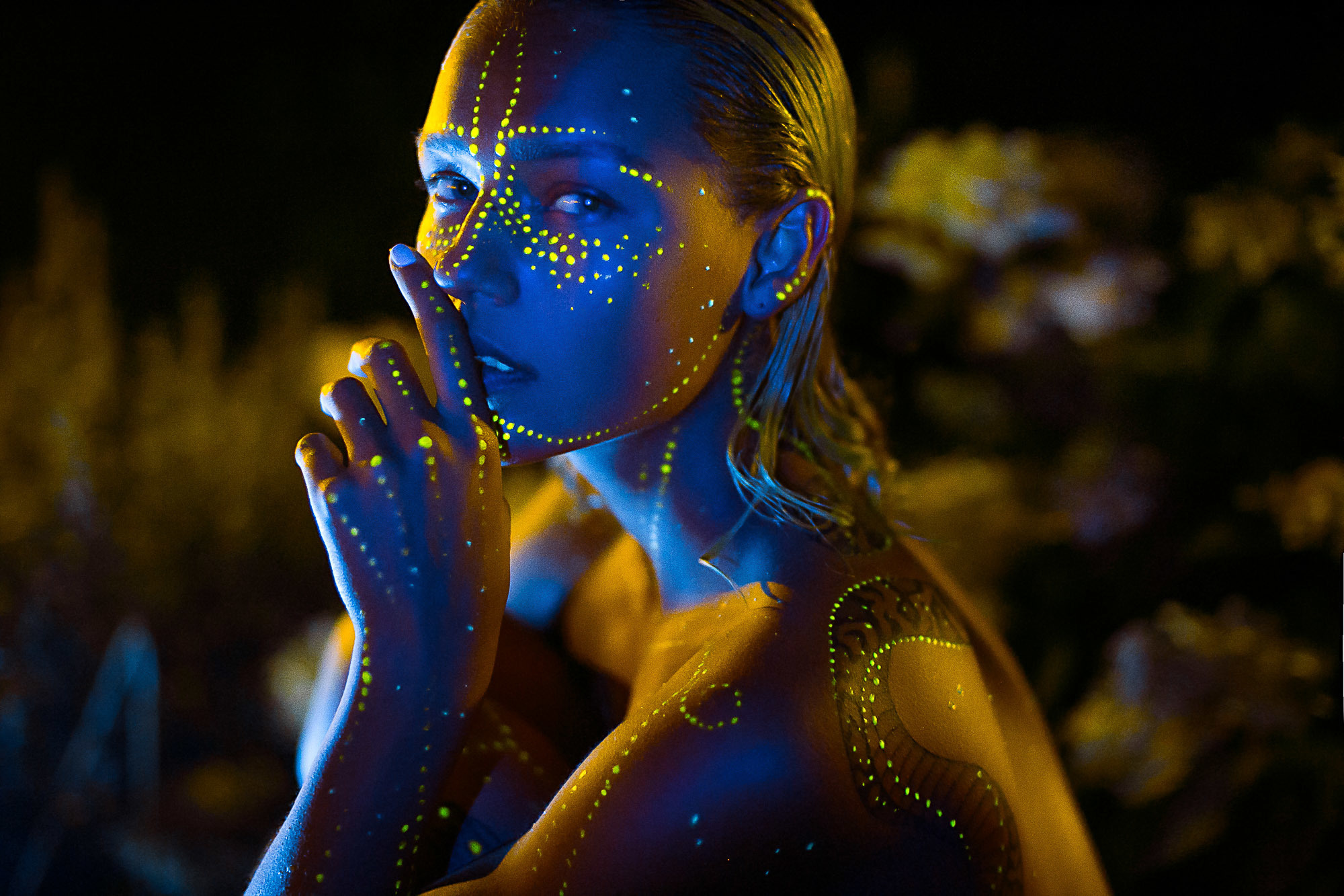 Фотосессия в необычном образе с креативным макияжем