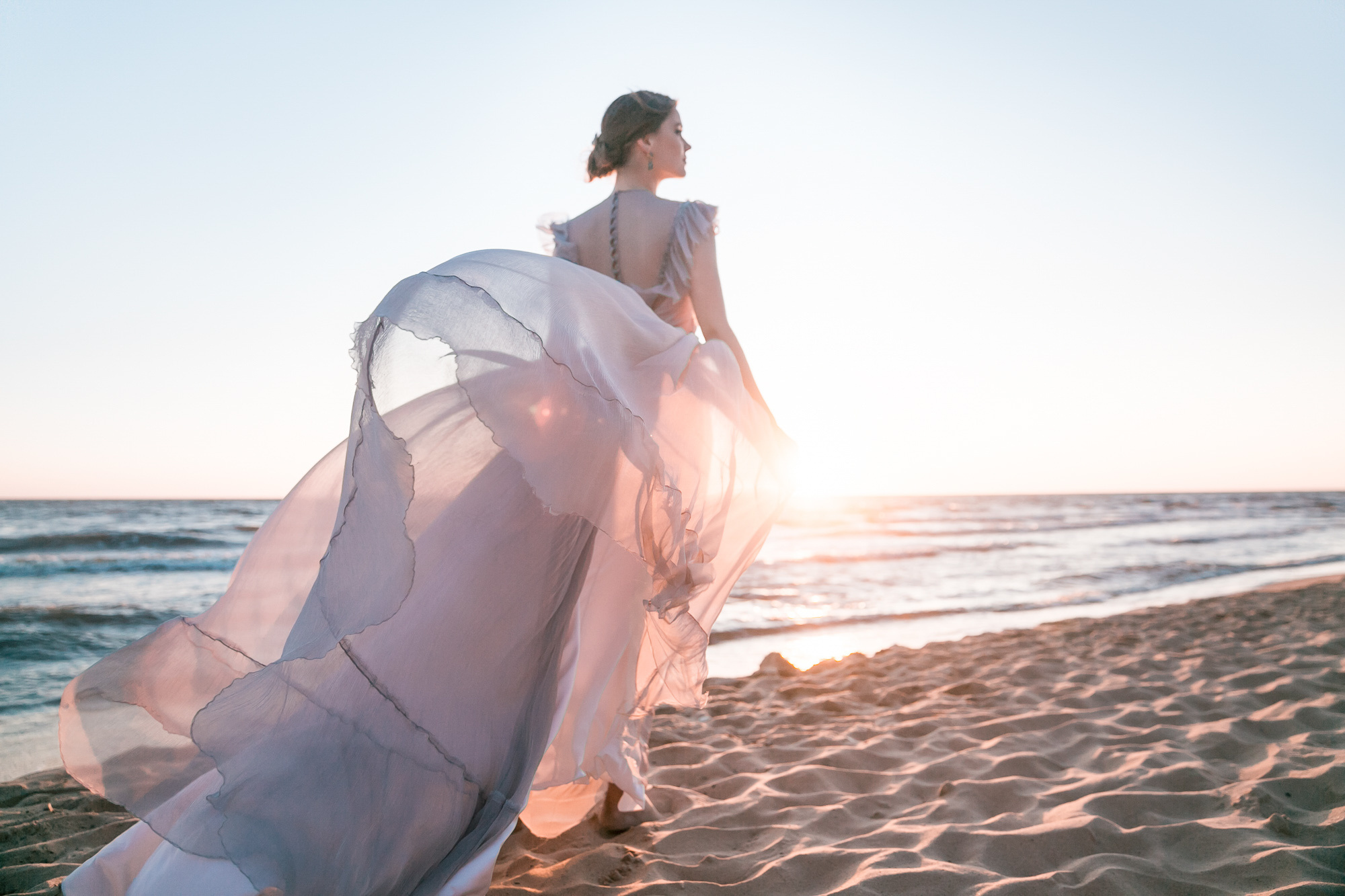 Фотосессия в красивом платье у замка и на берегу моря