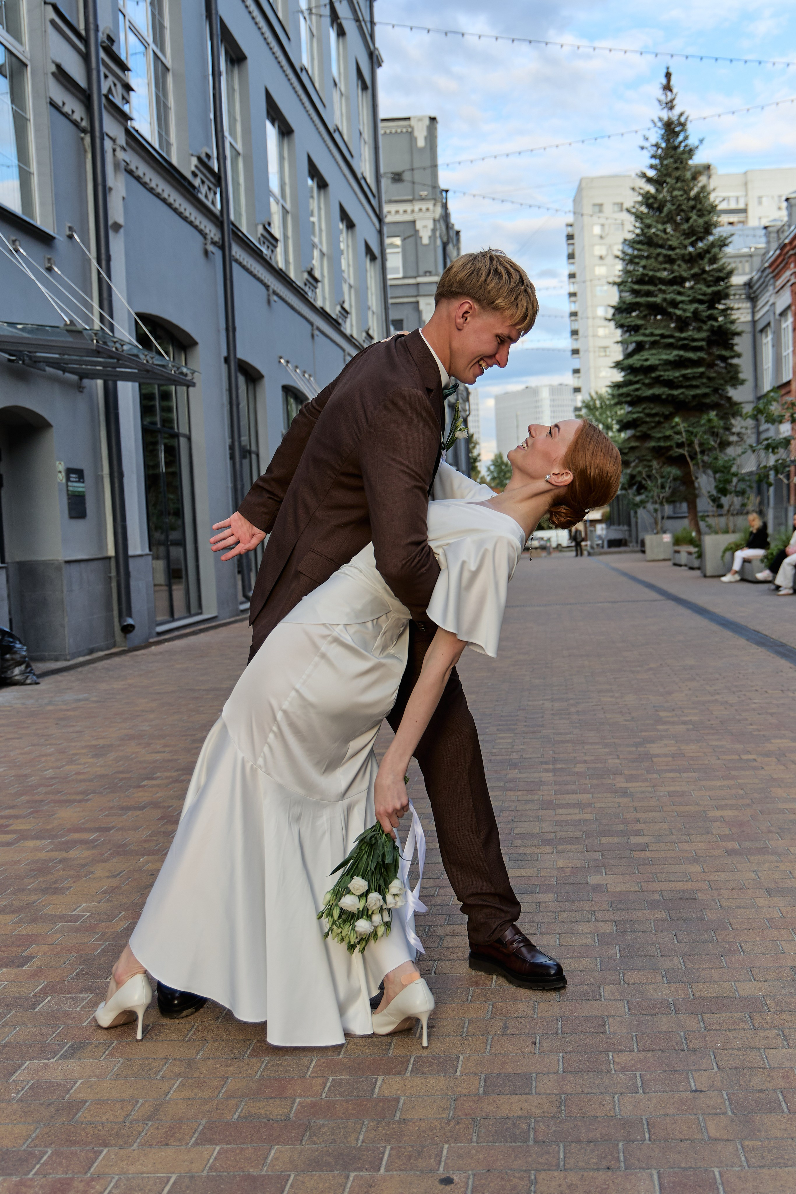 Савеловский ЗАГС и прогулка в БЦ «Фактория». Свадебный фотограф Кирилл Шустров