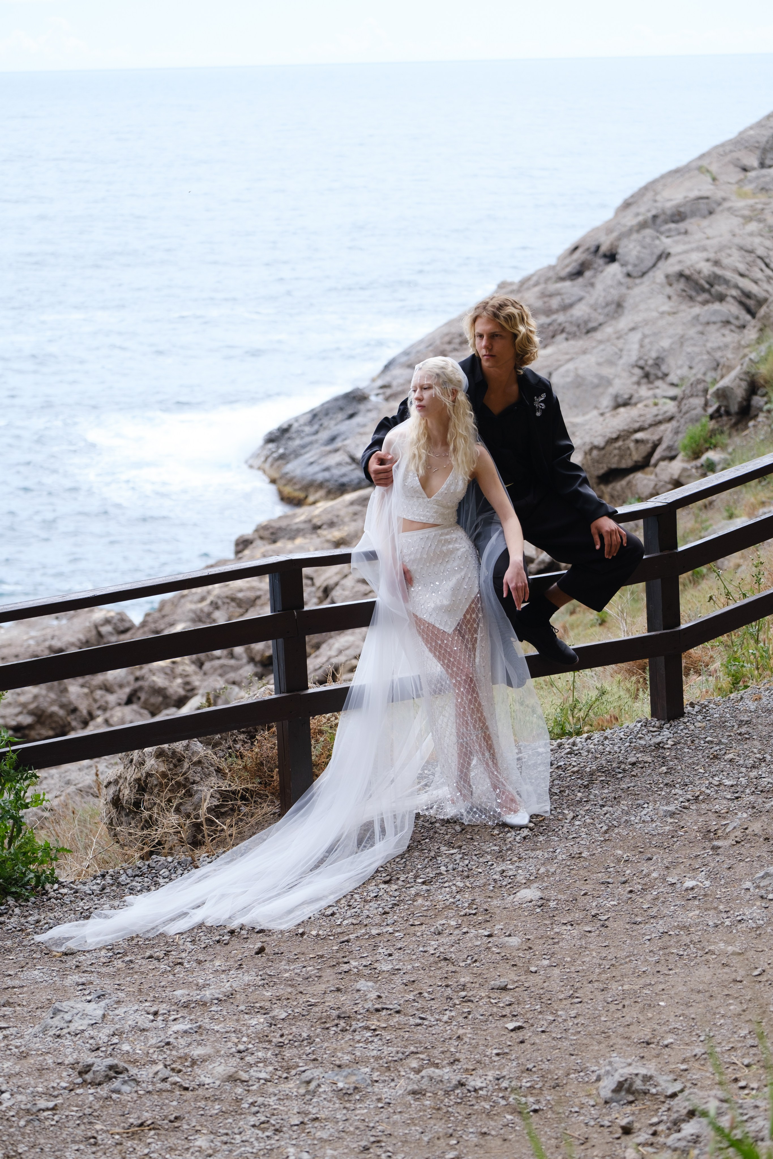 Свадебная фотосессия на Тропе Глицина Судак. Профессиональная фотосъемка в Крыму. Натуральные эмоции и живые кадры. Забронируйте дату прямо сейчас!