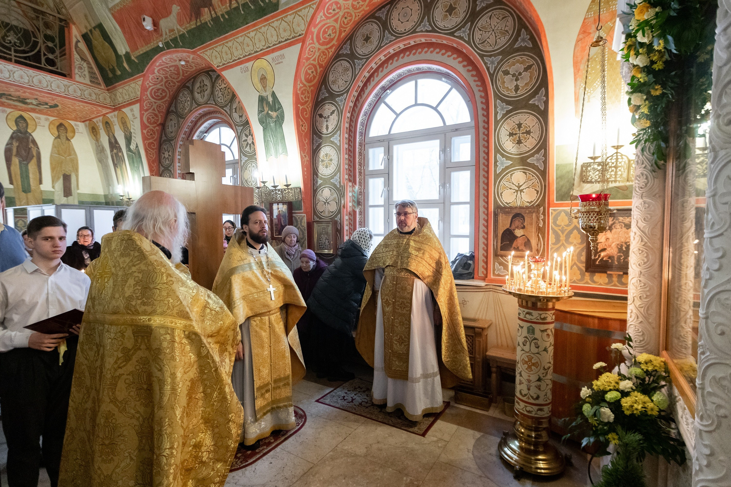 Праздничное богослужение Святителю Николаю 19 декабря. Интерьерный фотограф в Москве Роман Потапов