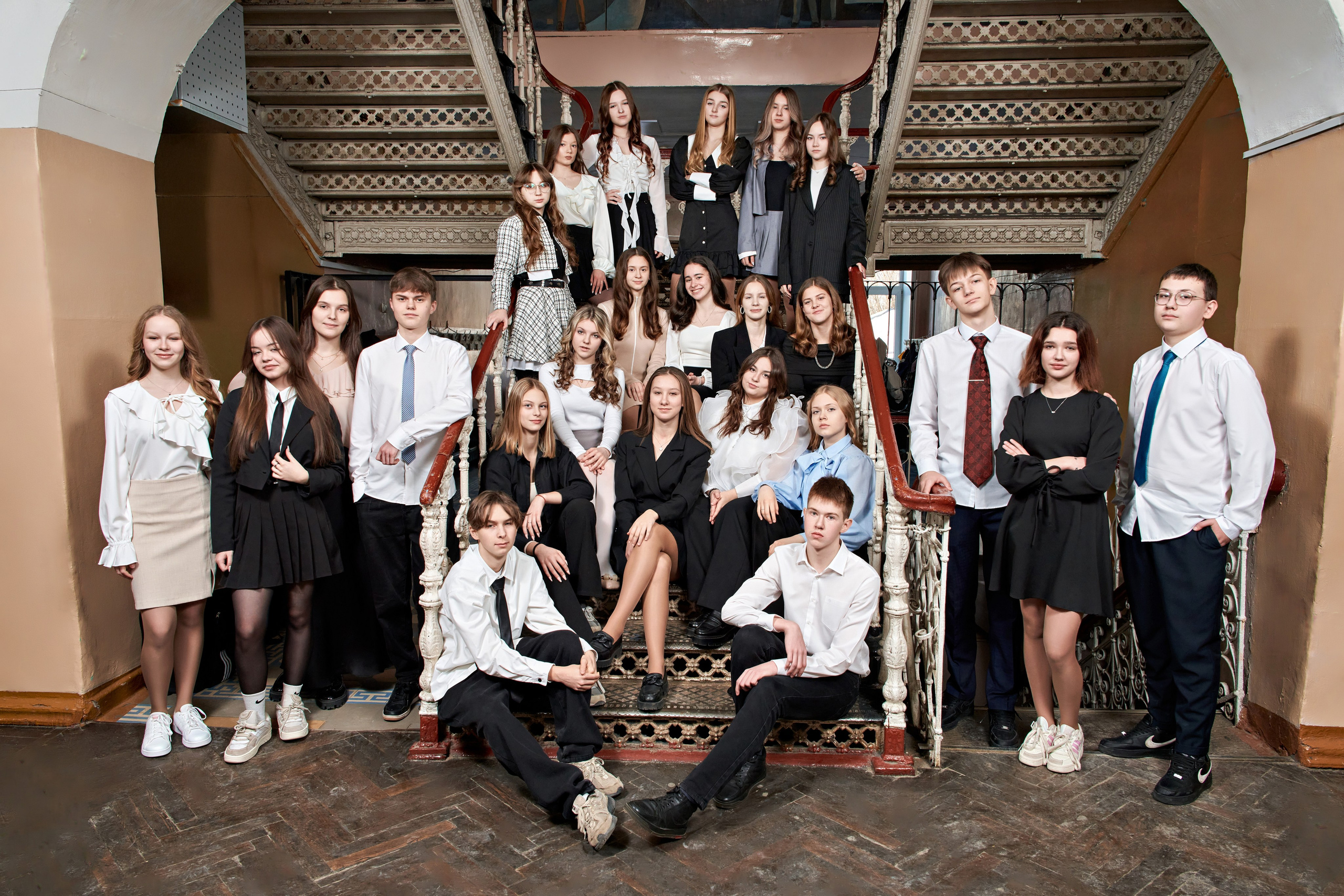 Выпускные альбомы в Калуге. Фотосъёмка в школе. Лицей № 9 имени К. Э. Циолковского. Фотограф Меняйло Евгений. Свадьба. Портрет. Репортаж. Семья. Контент