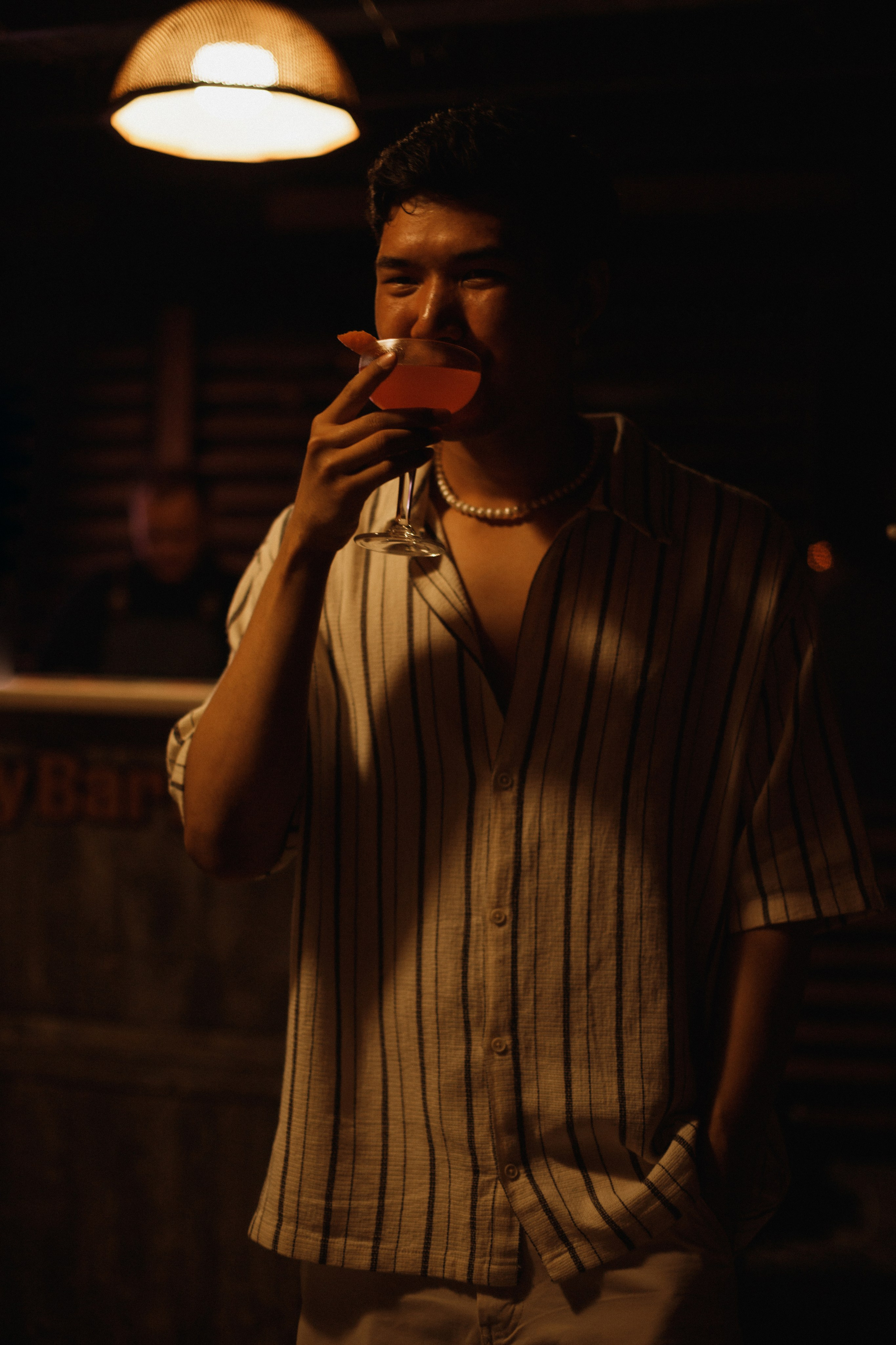 Фотосессия вечеринки у бассейна с видом на горы. Свадебный, репортажный и портретный фотограф Сочи, Краснодар. Александра Зайцева