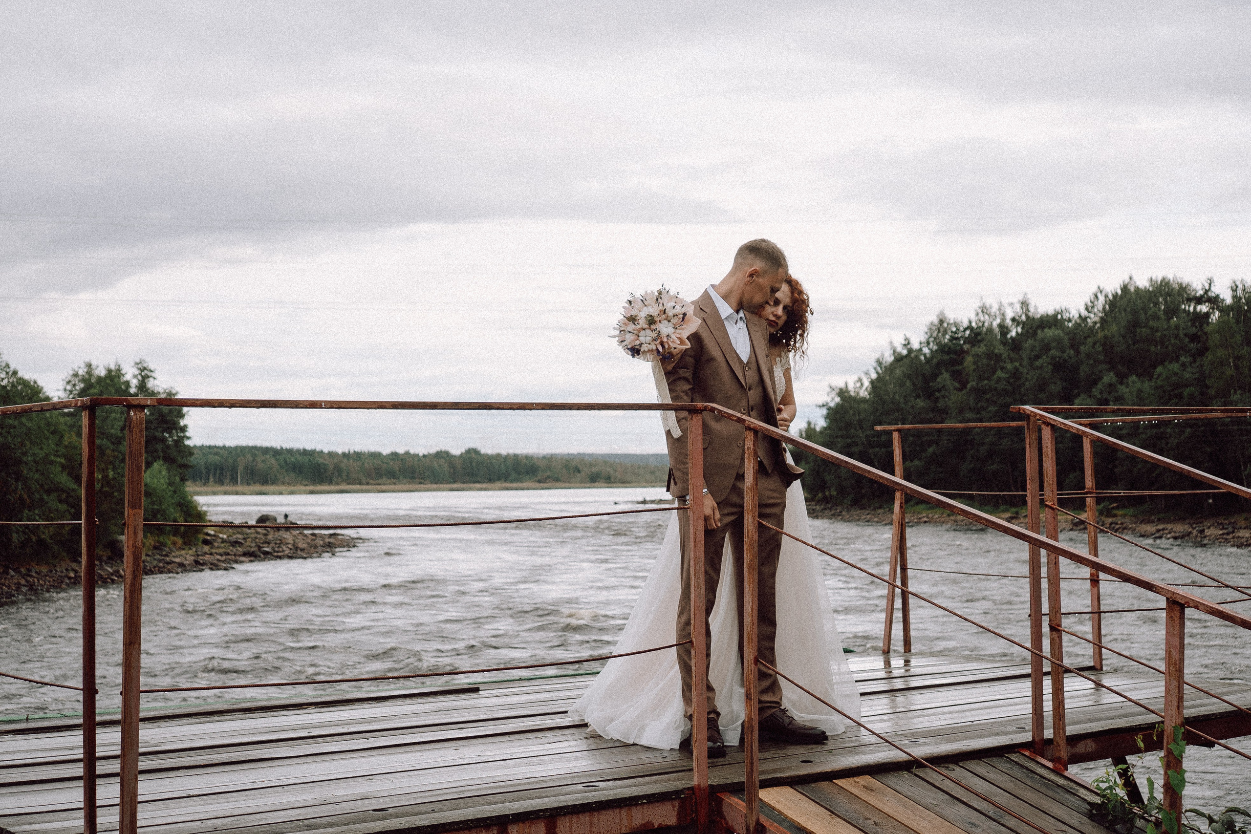 СВАДЕБНАЯ ФОТОСЕССИИЯ ПАРЫ В ГОРОДЕ ПРИОЗЕРСК В СОСНОВОМ ЛЕСУ И С ПИКАПОМ. Профессиональный фотограф, Санкт-Петербург — Виктория Богомолова