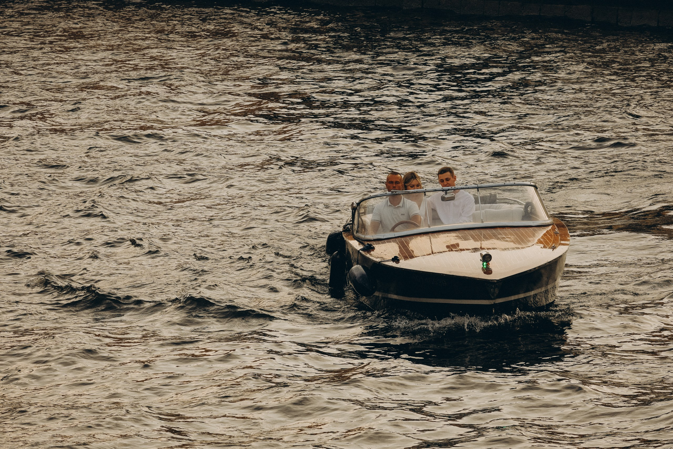 СВАДЕНБНАЯ СЬЕМКА НА КАТЕРЕ ПО КАНАЛАМ САНКТ-ПЕТЕРБУРГА И В АКВАТОРИИ НЕВЫ. Профессиональный фотограф, Санкт-Петербург — Виктория Богомолова