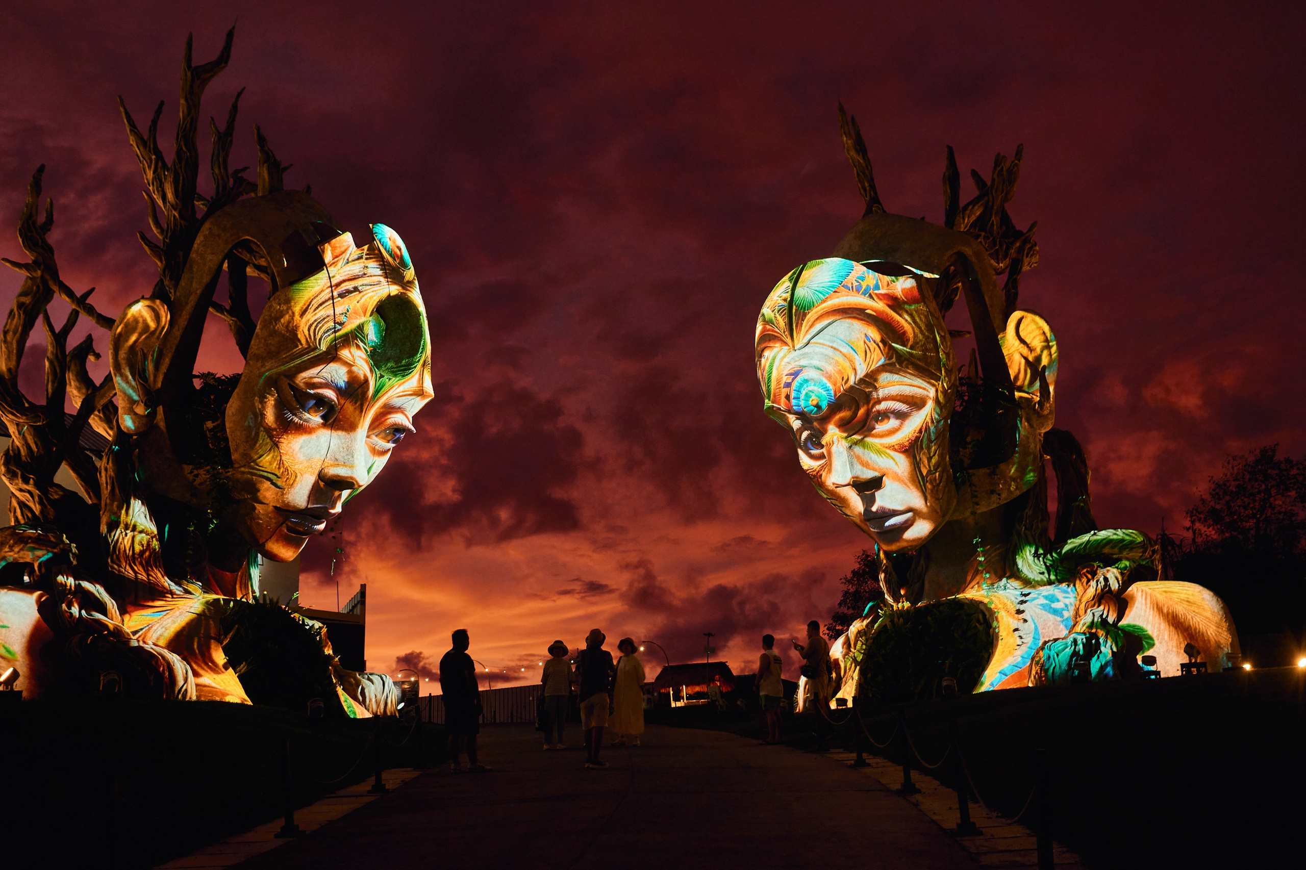 NuanuNight. See the moment and catche. commercial and reportage