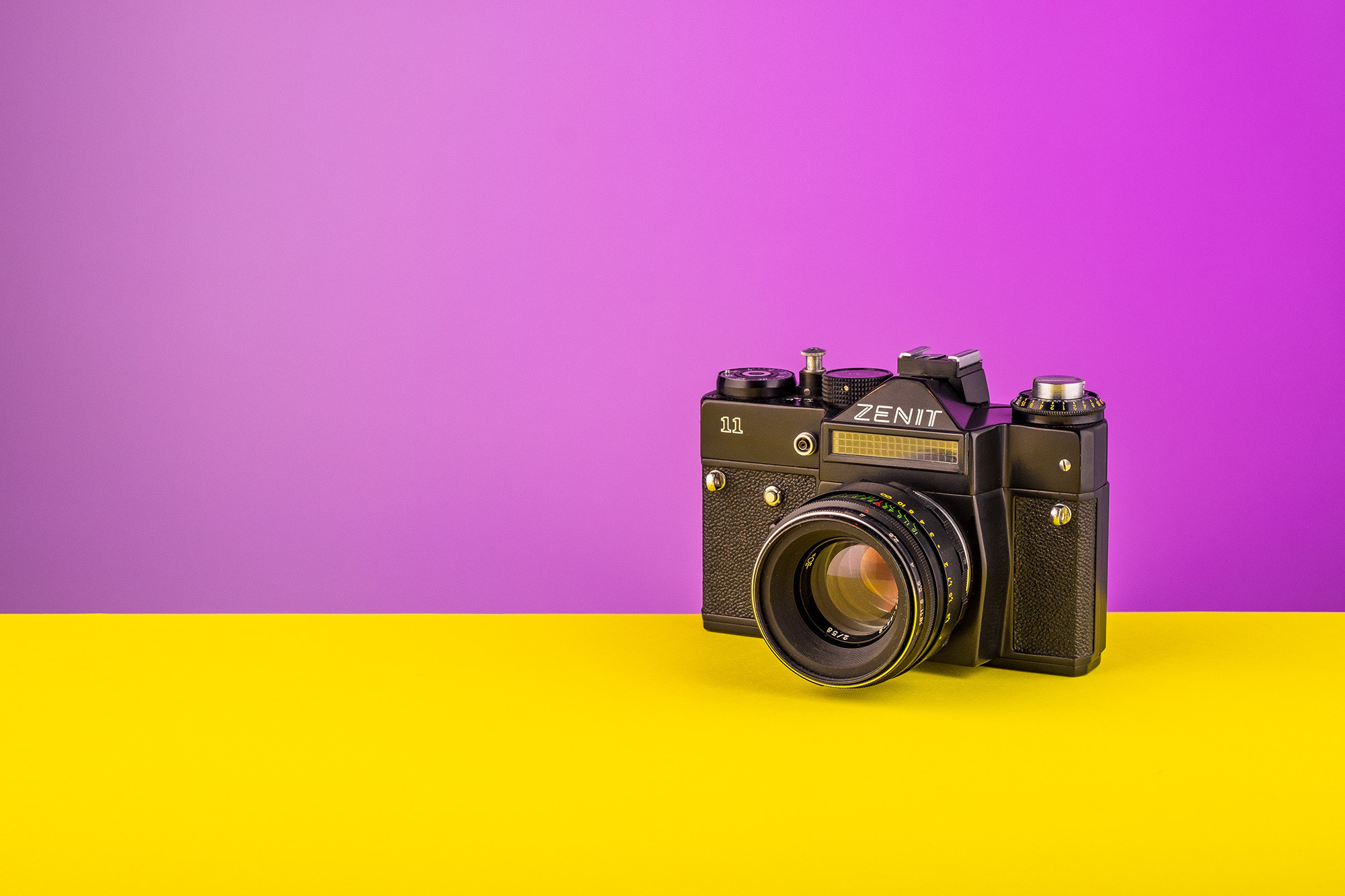 фотоаппарат зенит на фоне двух цветов