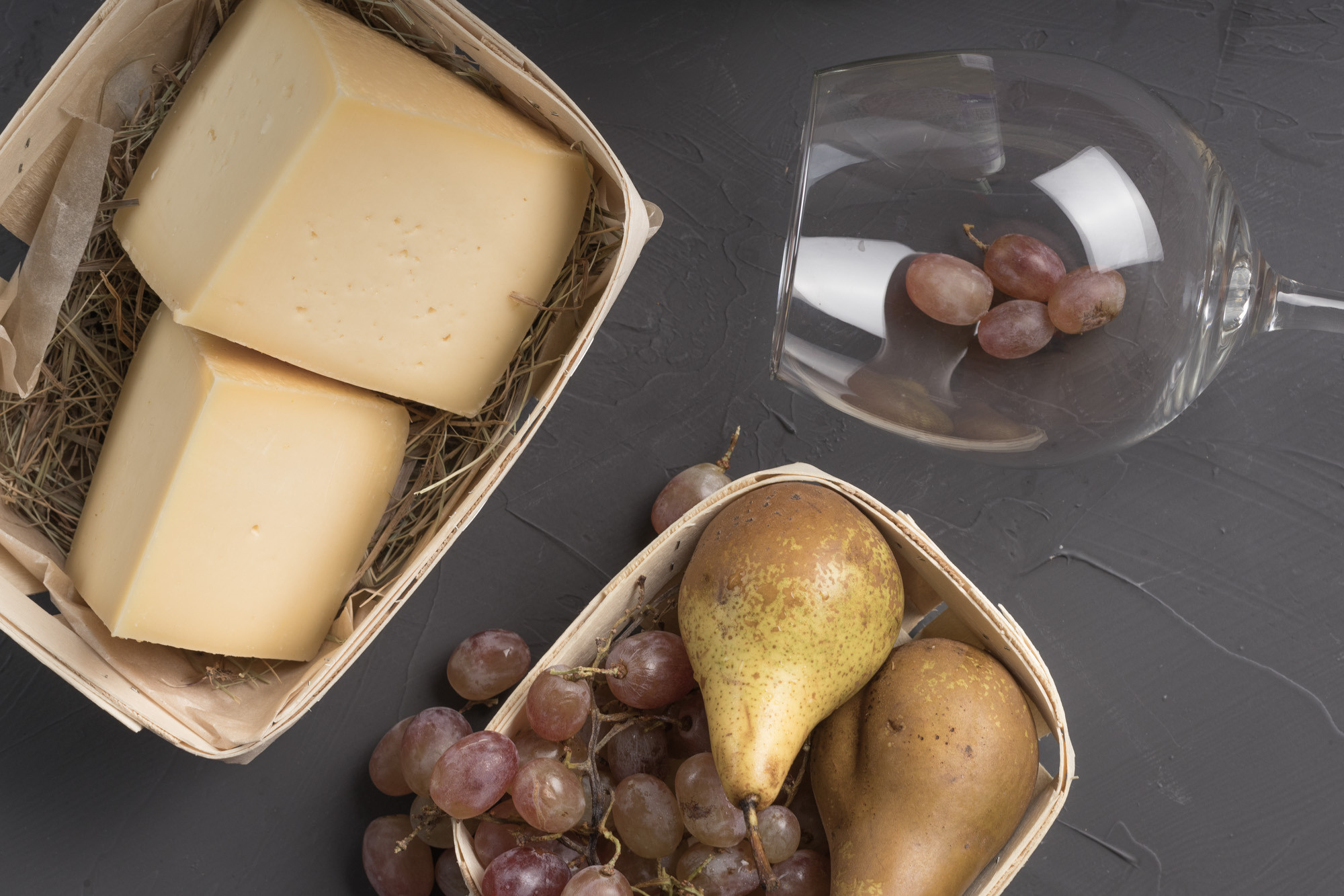 сыр фрукты и бокал пустой