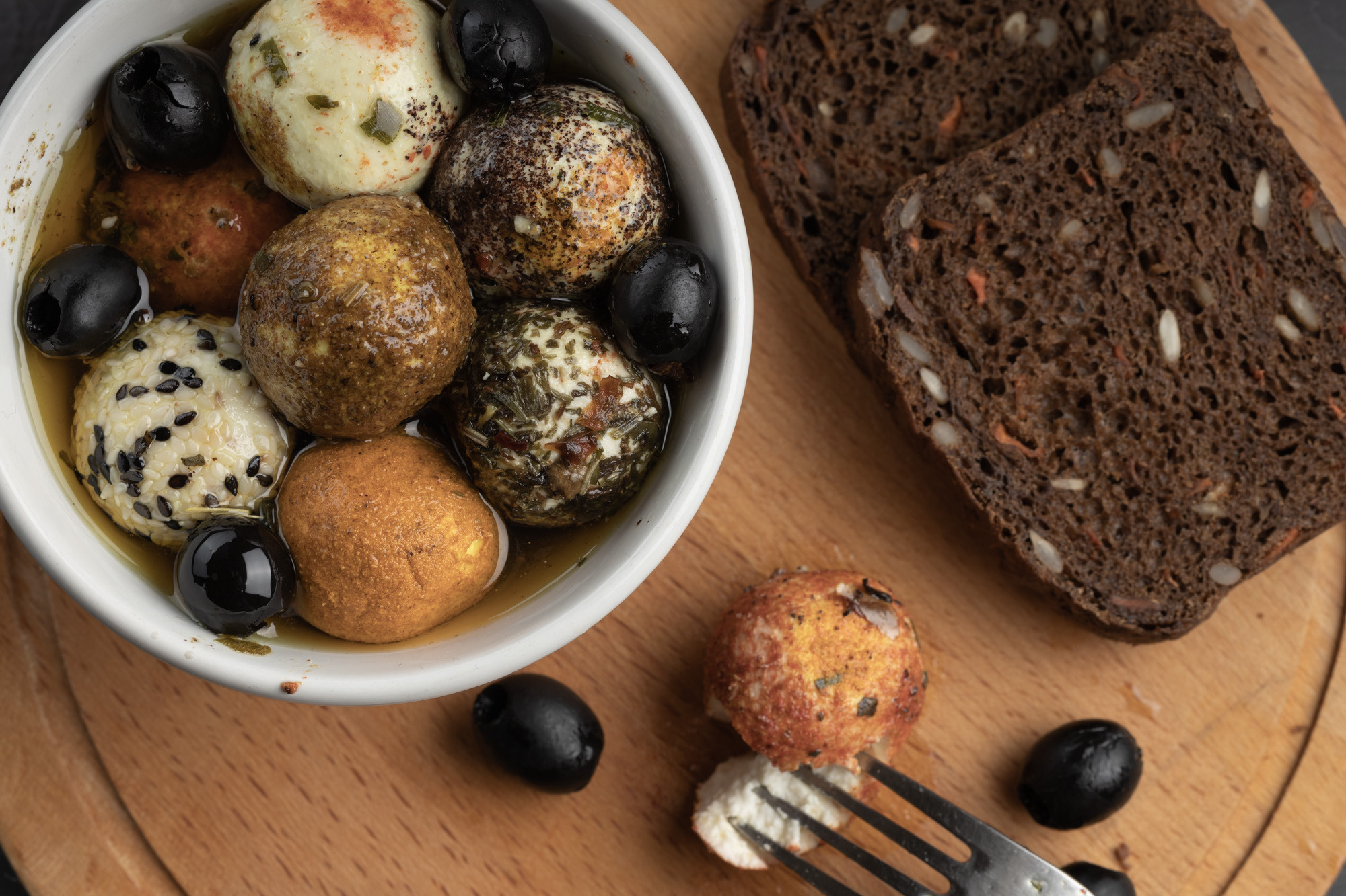 шарики сыра в специях 