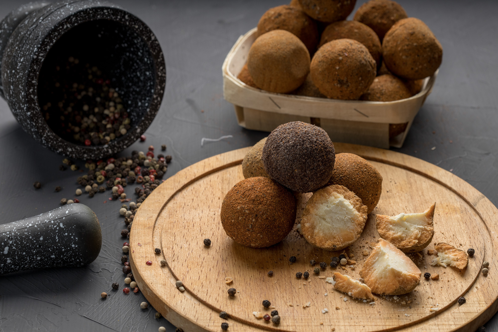 сыр шариками со специями