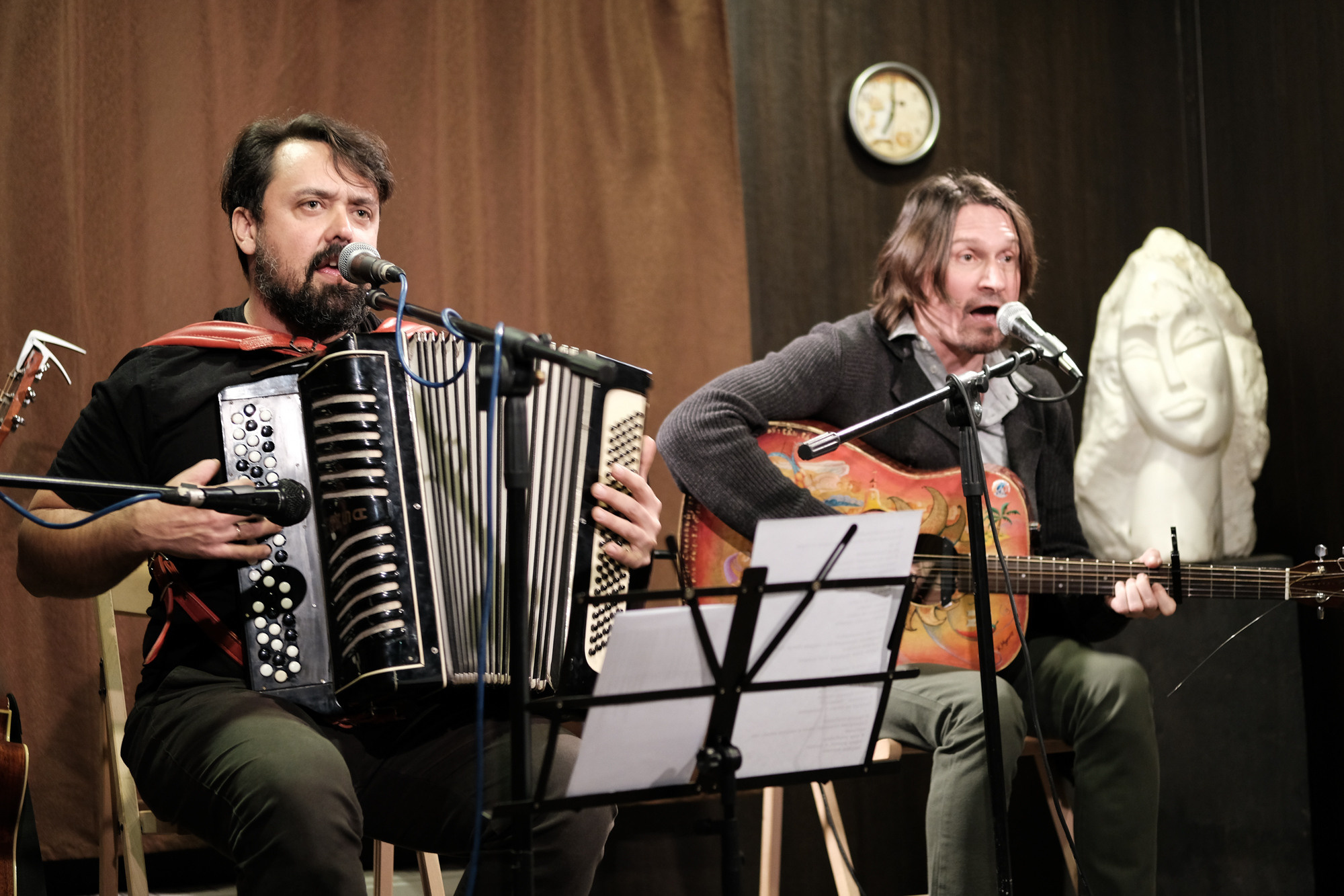 Константин Завалин на сцене играет на баяне