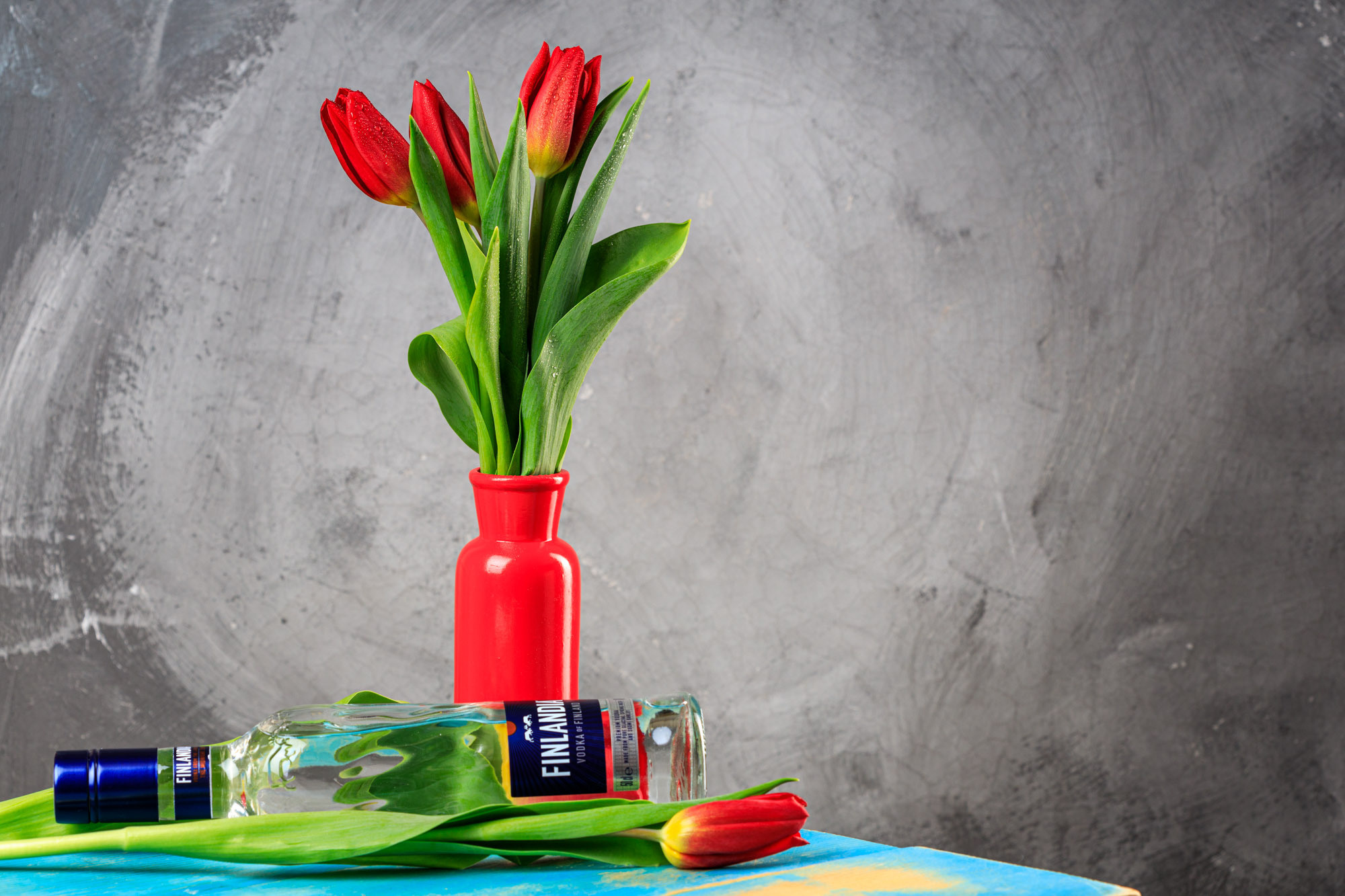 ваза красная с тюльпанами