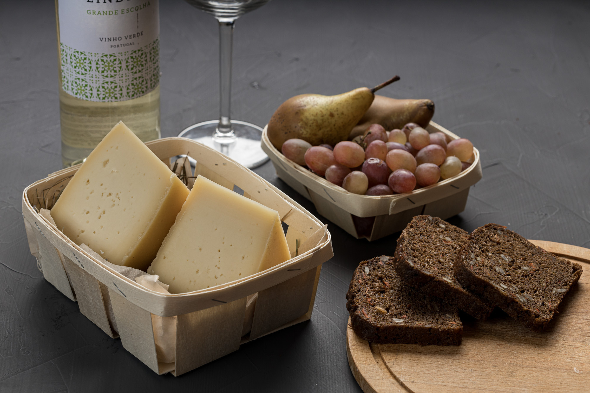 твердый сыр на столе и черный хлеб