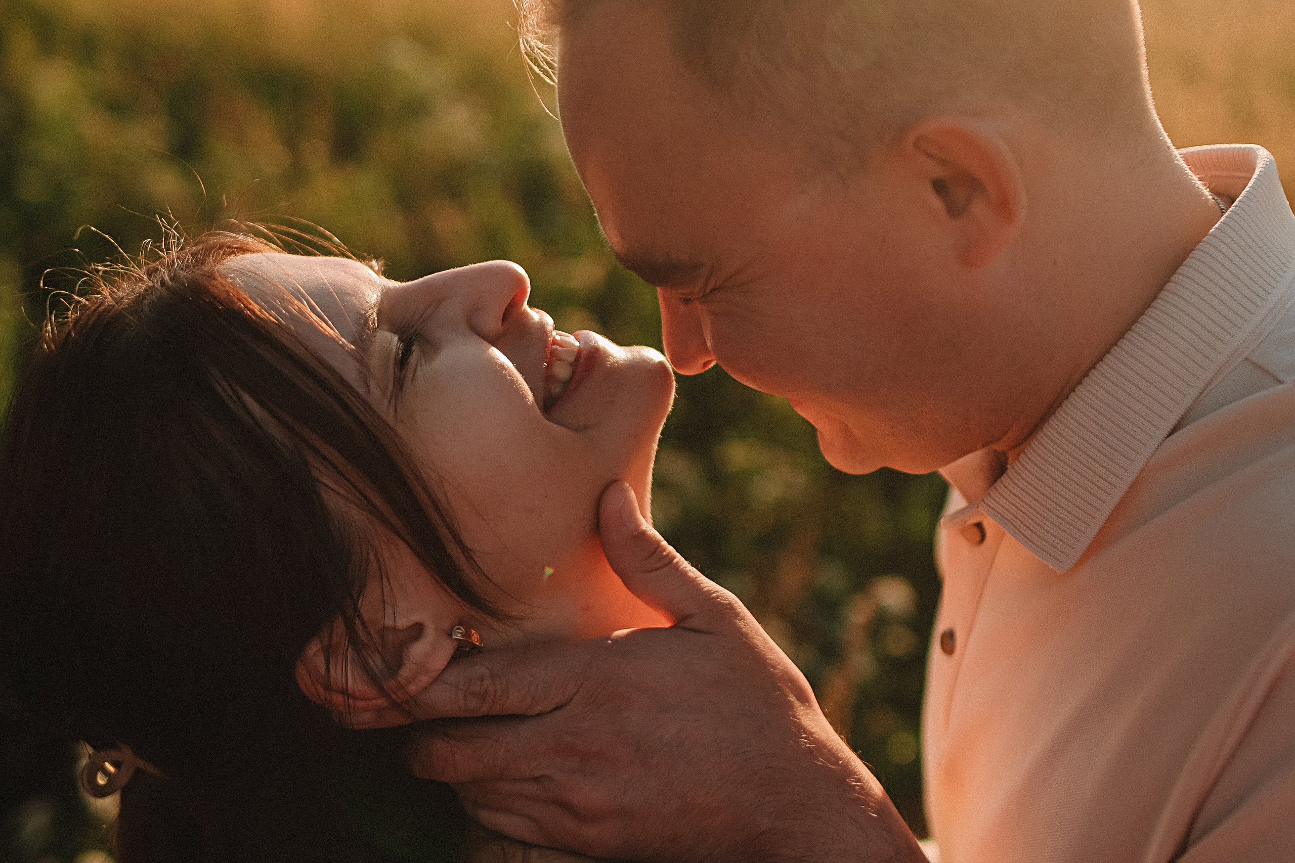 Поле love story на закате. Семейный фотограф Тюмень, фотограф на роды Салмина Мария