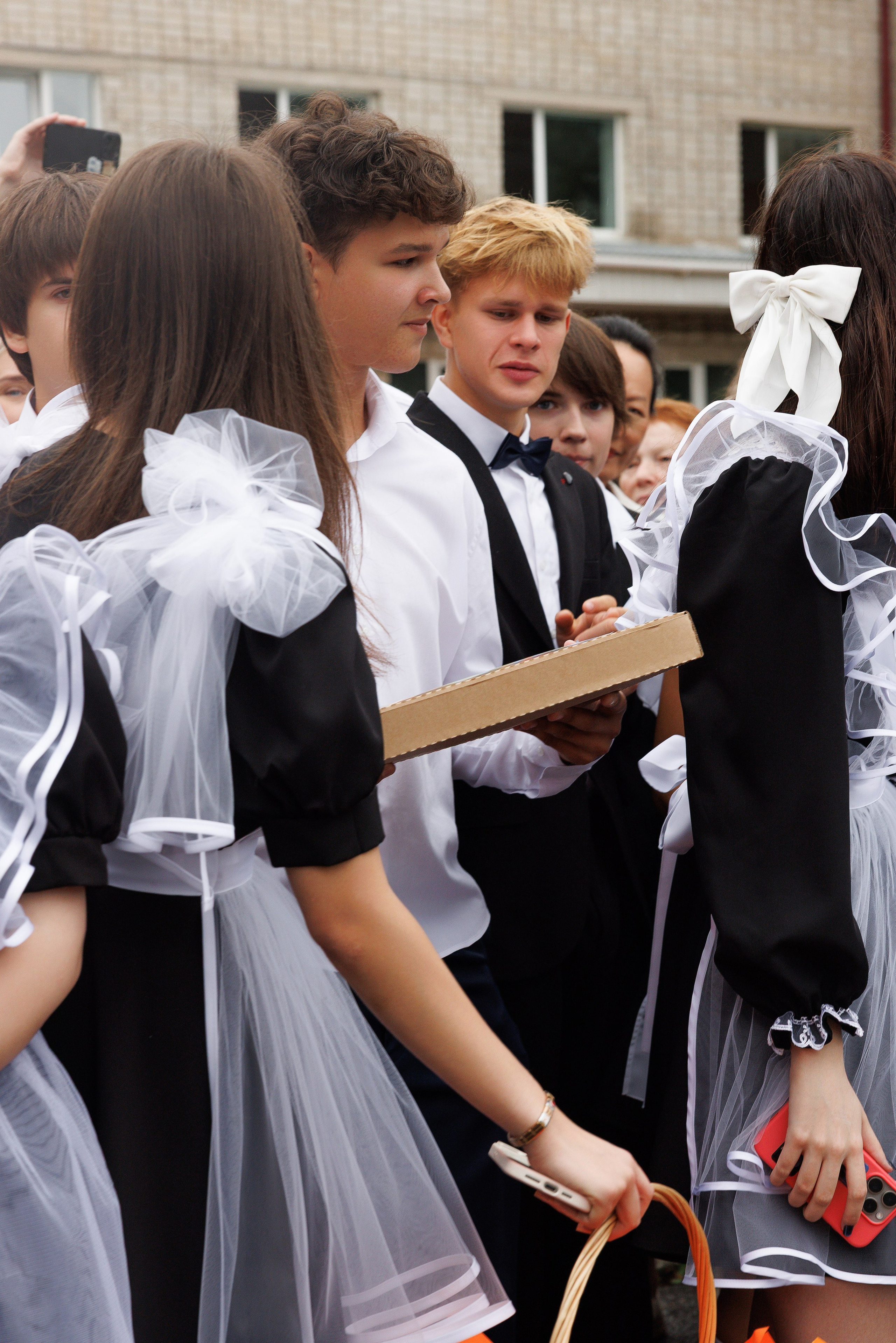 Линейка 11 клас Гимназия Артём. Photoalbum-vl.ru