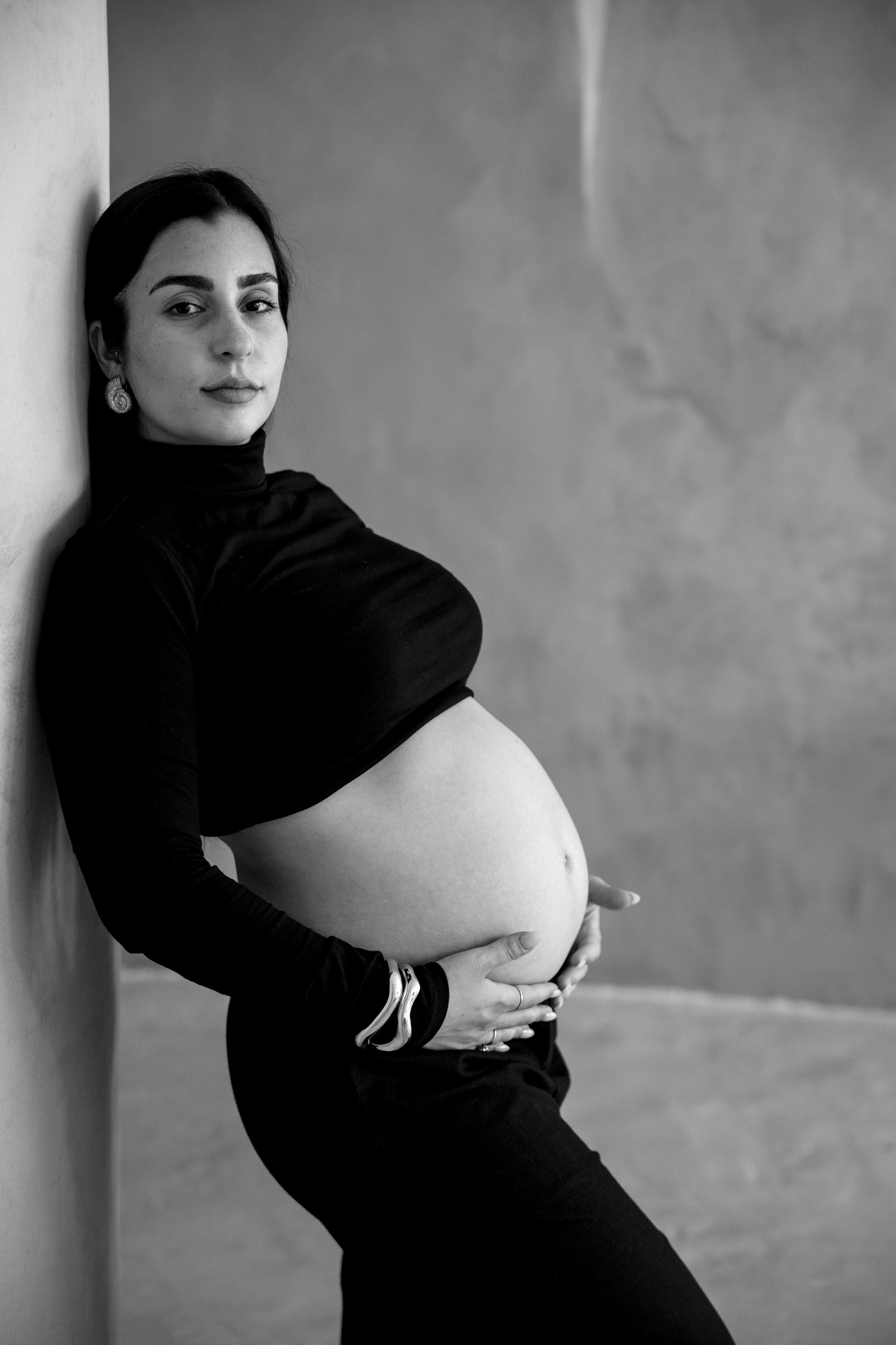 Pregnancy photoshoot inside the Grey Studio. Главная