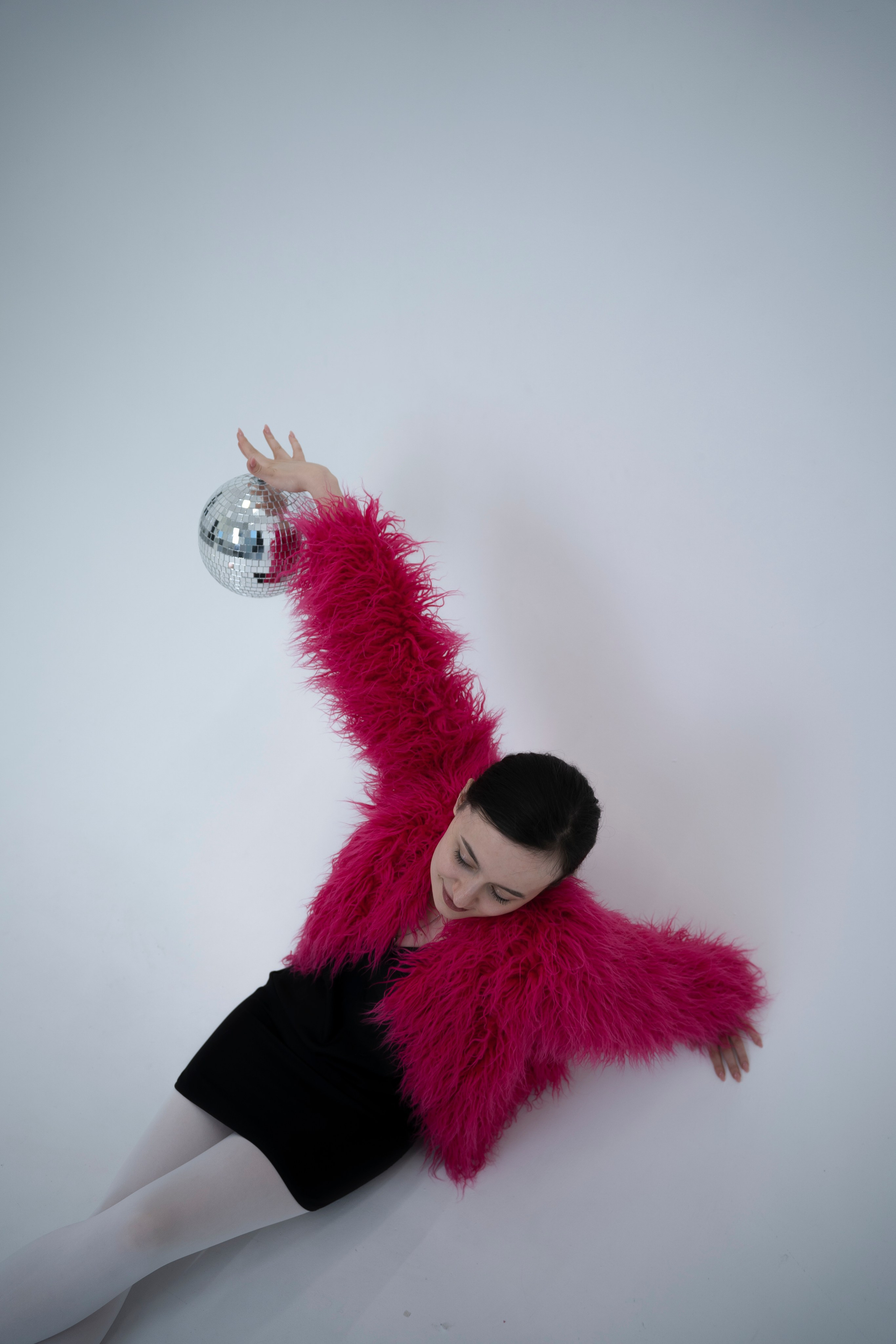 ДЕВОЧКА НА ШАРЕ. Главная