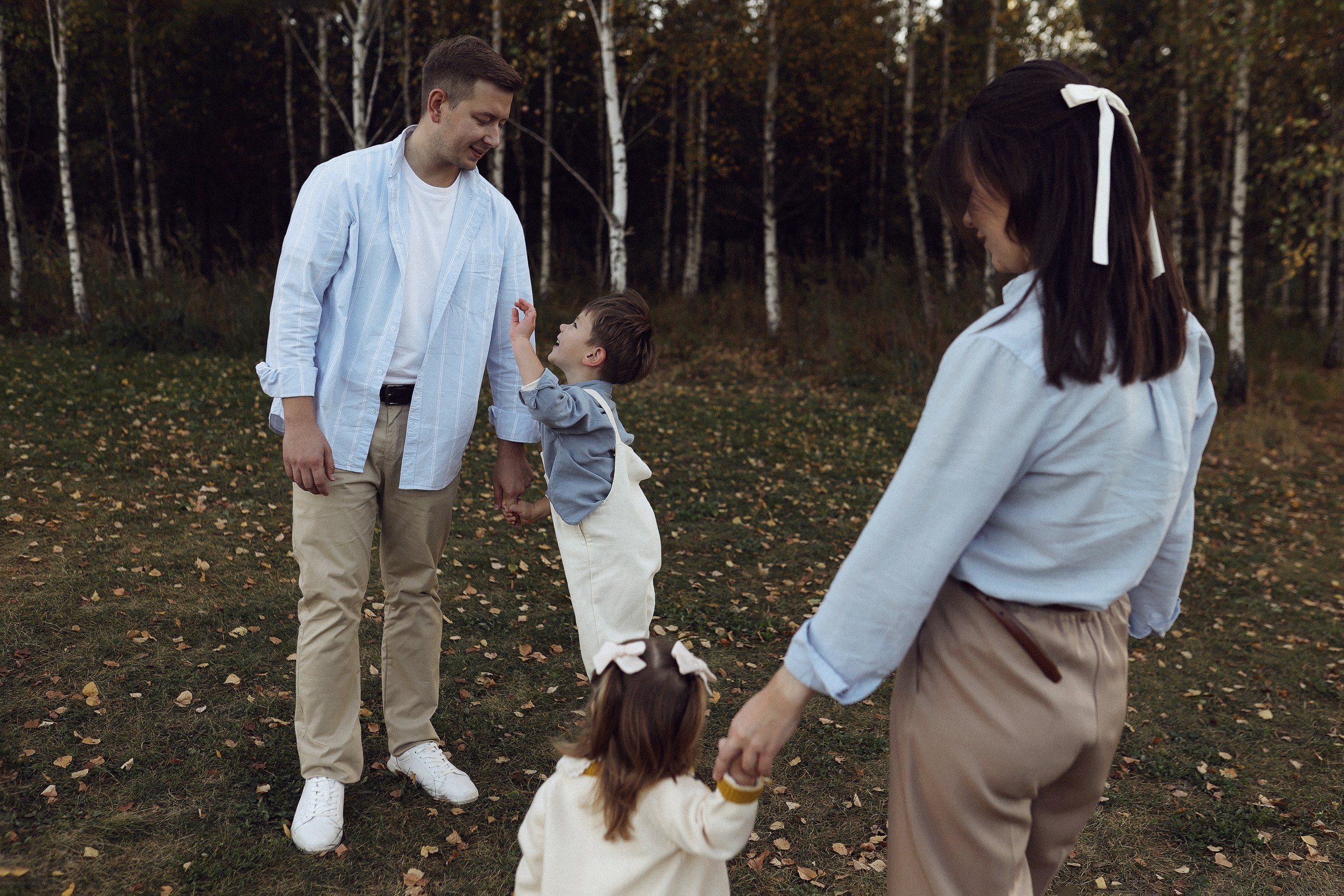 Олег, Анна, Саша и Вика в Мещерском парке. Настя Оленченко, портретный/семейный фотограф на цифру и плёнку Москва