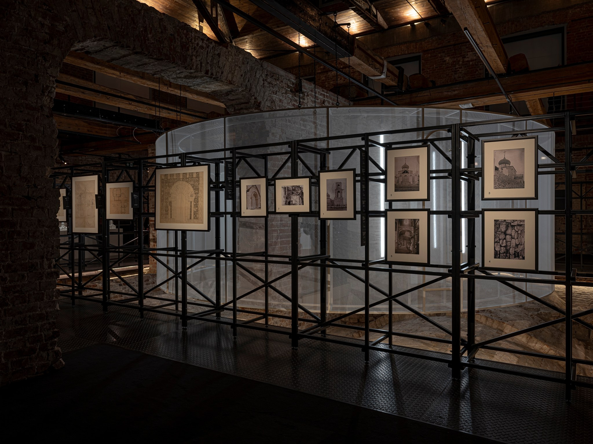 Выставочный проект «Белый Храм. История Георгиевского собора „и созда ю чюдну, резным каменем“». Фотограф Василий Буланов