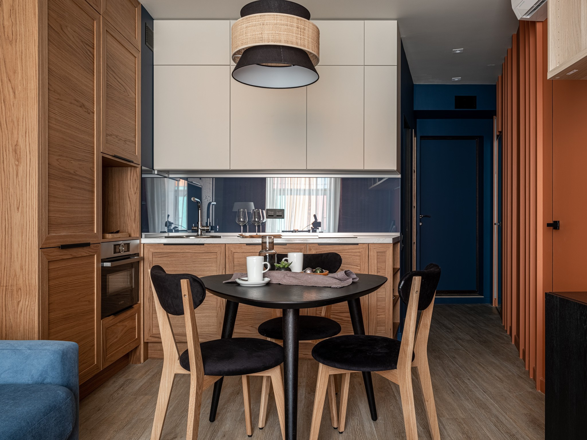 Маленькая квартира: Анастасия Филиппова, Олеся Миколаец, студия FAM Design. Фотограф Василий Буланов