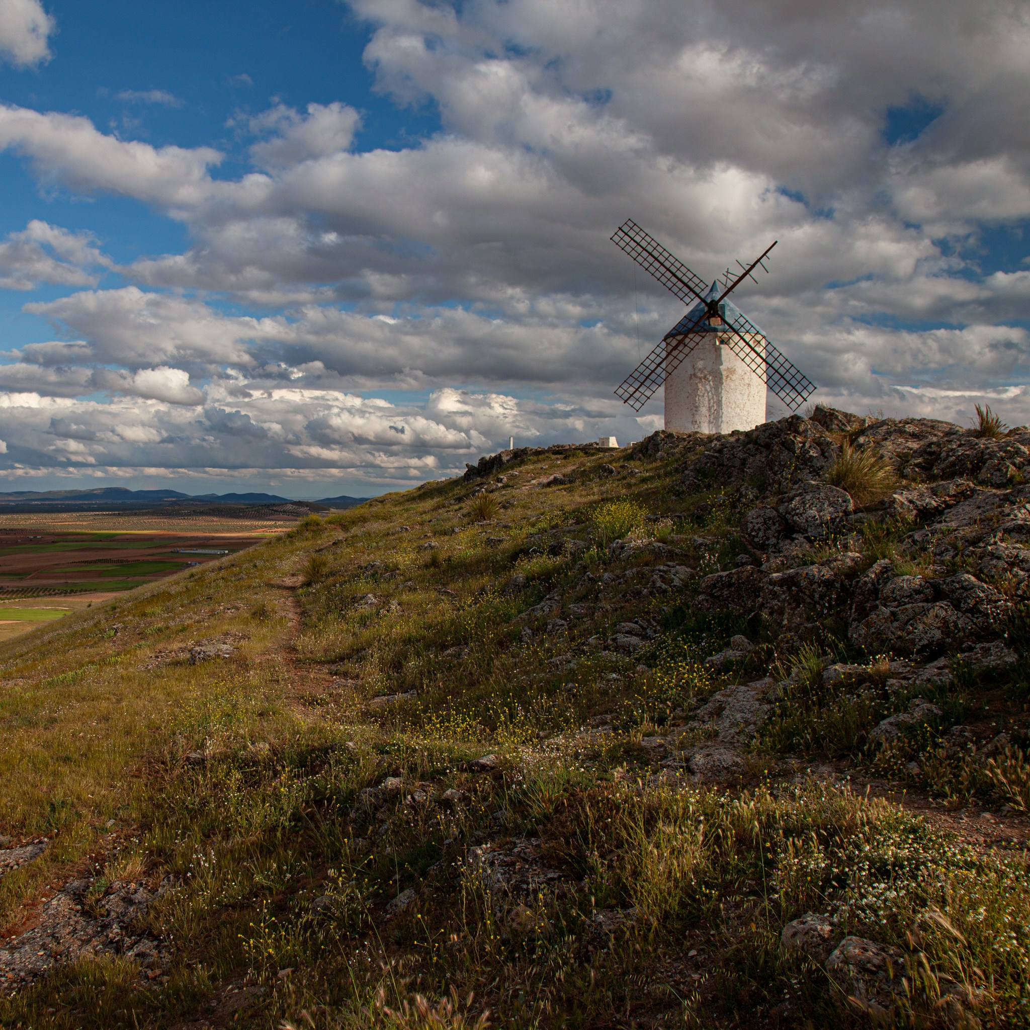 Consuegra España Molinos de viento de Don Quijote en la provincia de Toledo, Испания 2010. Фотограф Василий Буланов