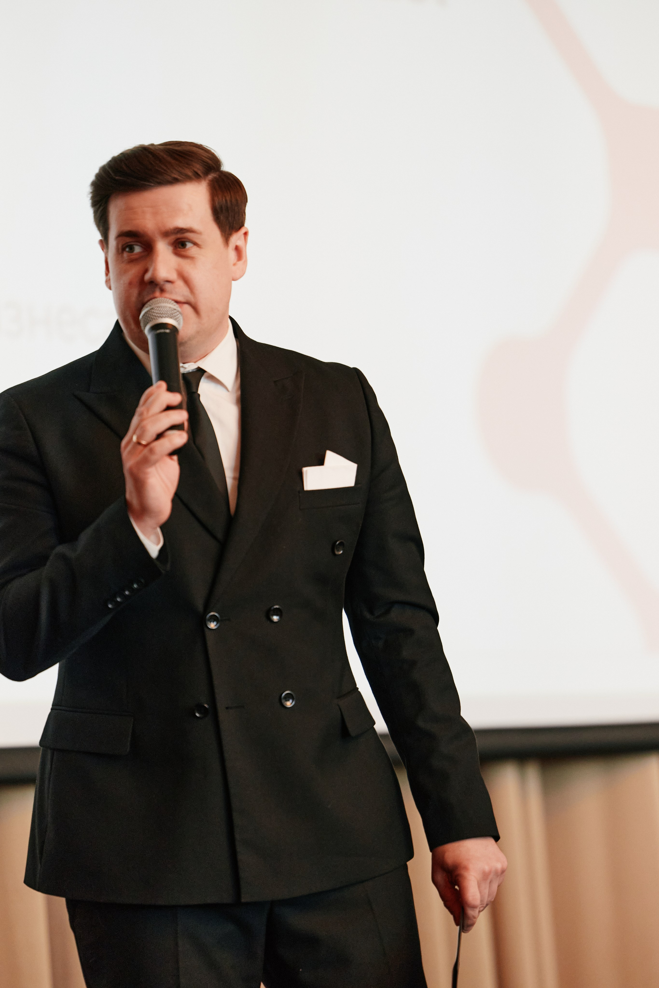 Форум Бизнес-тренды 2025 в Marriott Hotel 28.04. Свадебный репортажный фотограф краснодар максим дремов дрёмов фотосессия студия цена