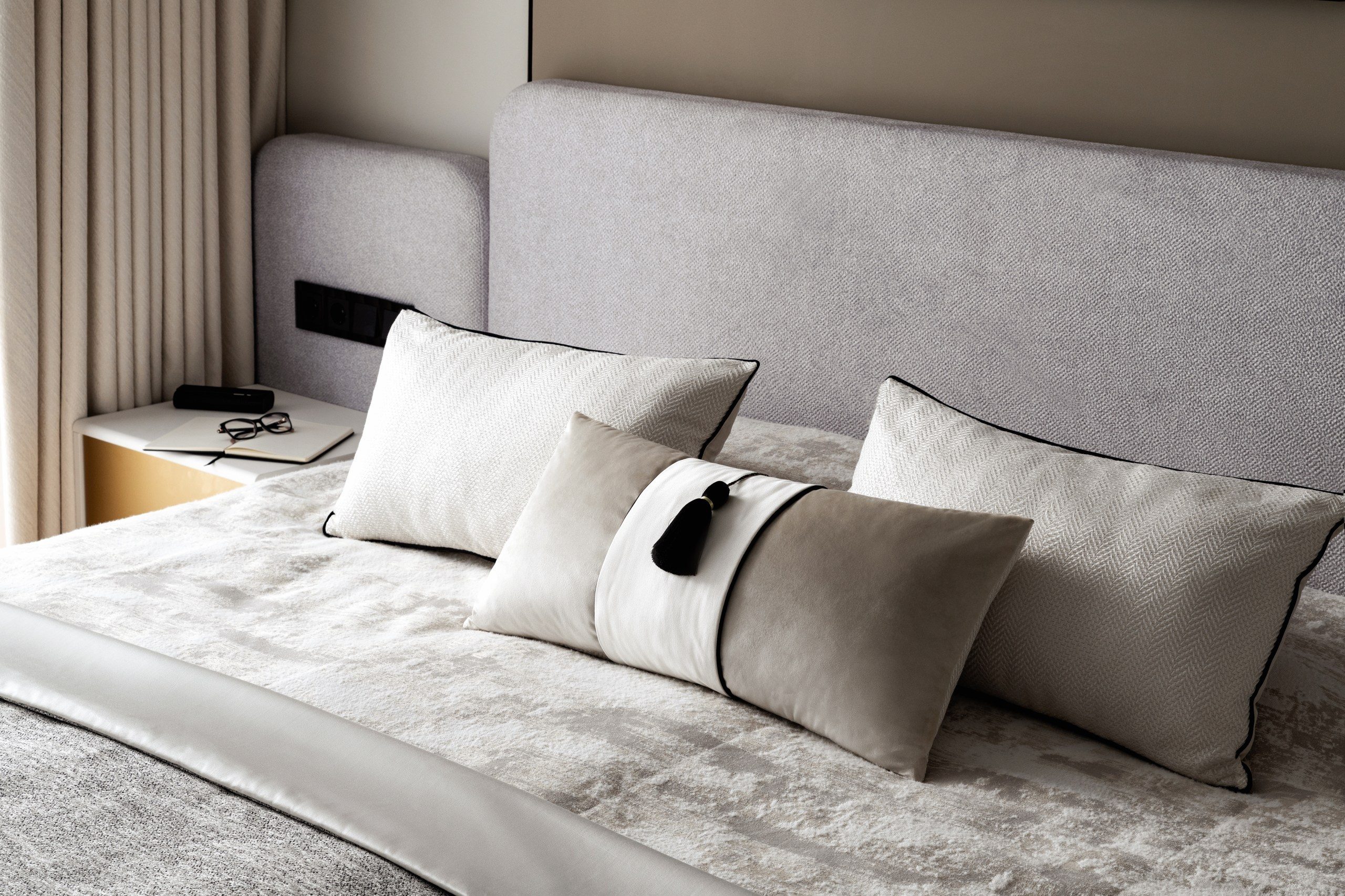 Декоративные подушки в спальню