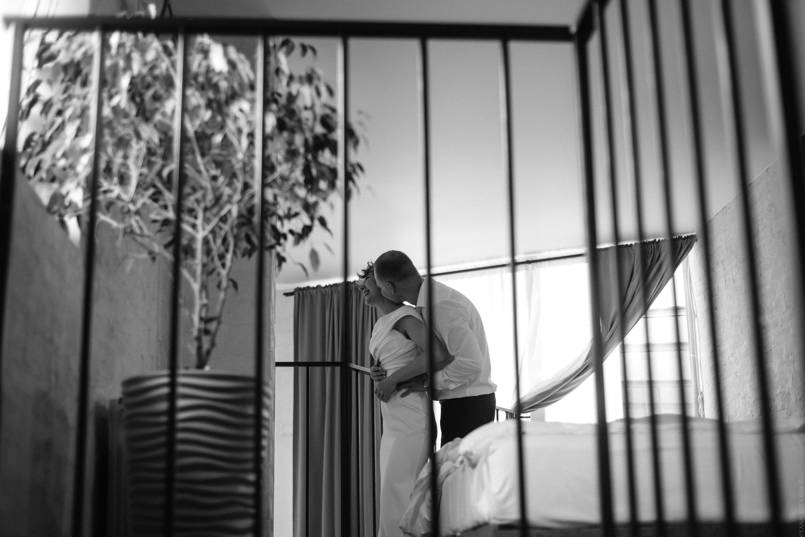 Жених помогает невесте надеть платье