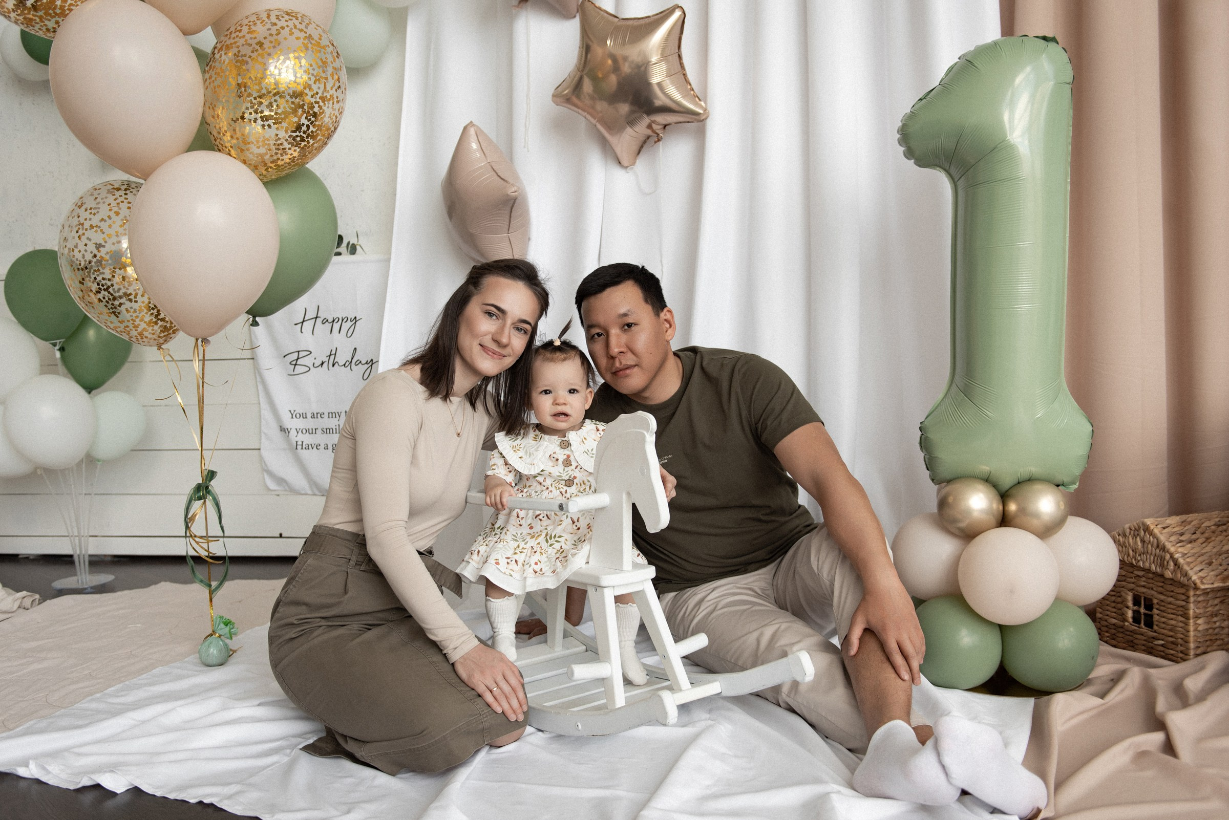 семейная фотосессия в студии на годик