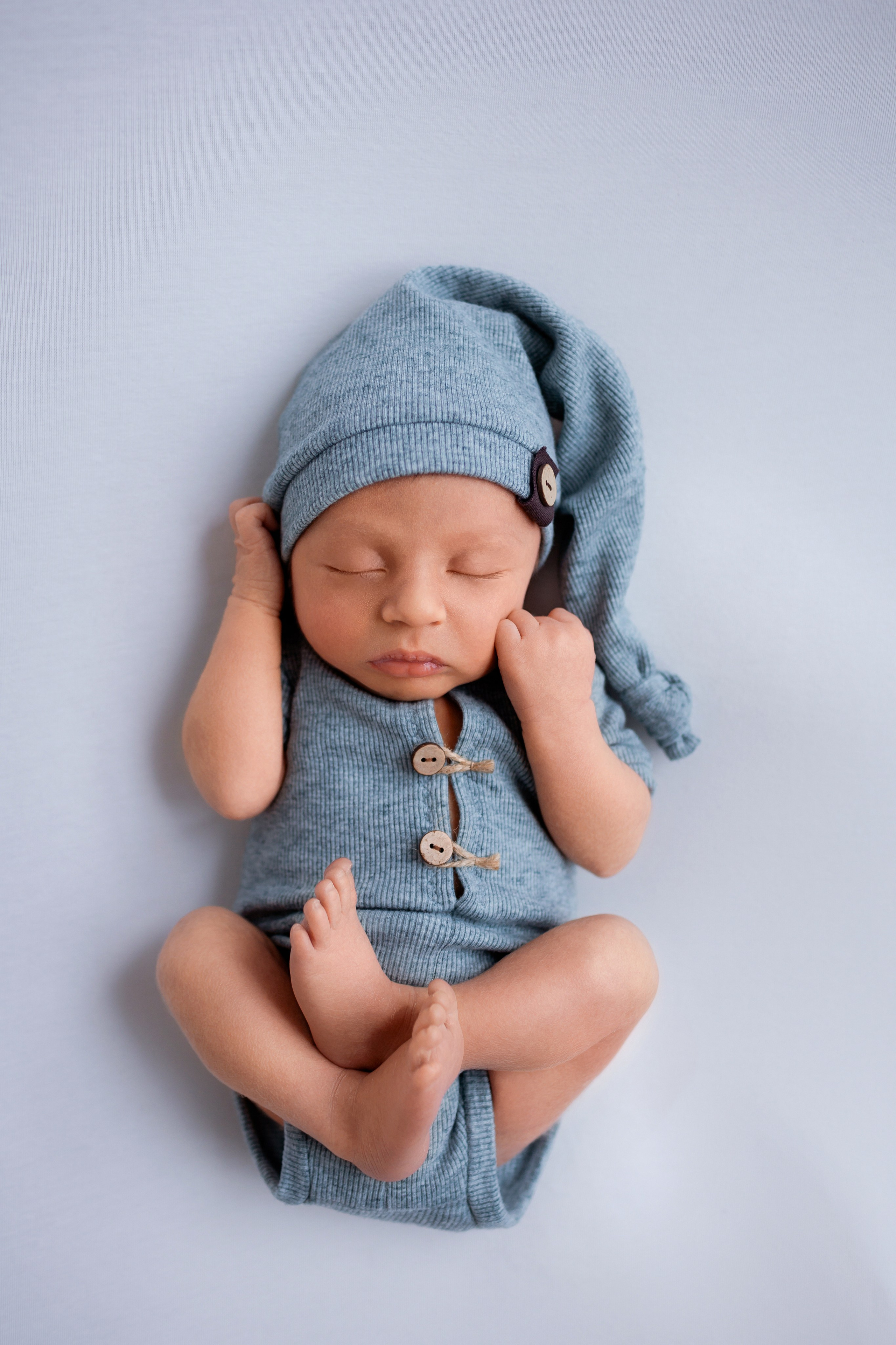 Newborn (фотосессия новорожденных). Фотостудия для новорожденных и малышей в Твери — На ручки