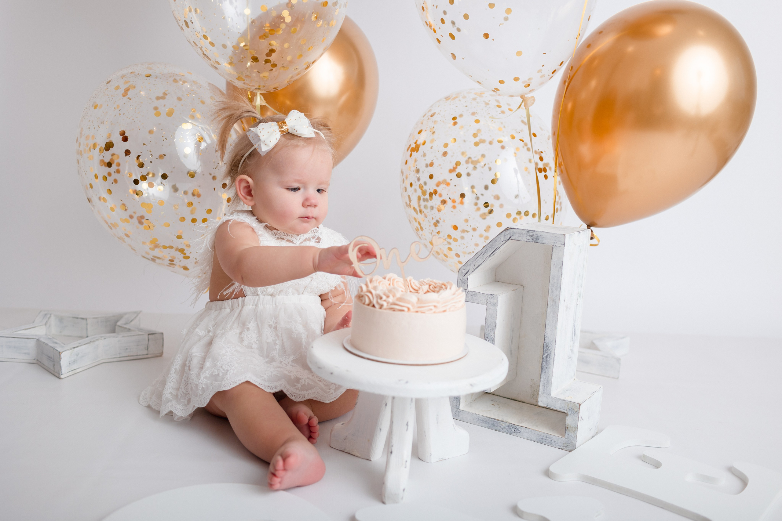 Фотосессия Первый Годик в Твери. Фотостудия для новорожденных и малышей в Твери — На ручки