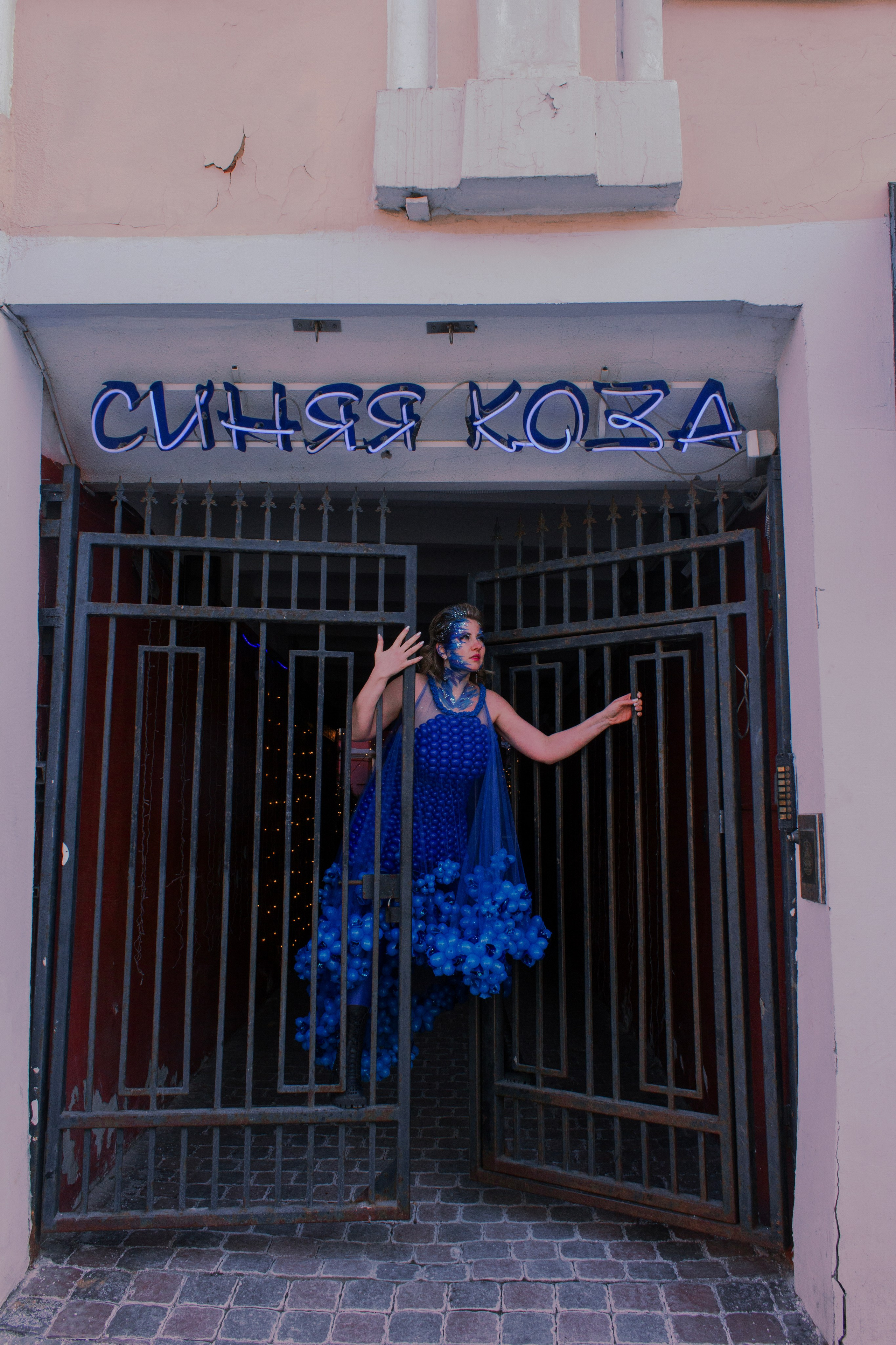 На большом воздушном шаре