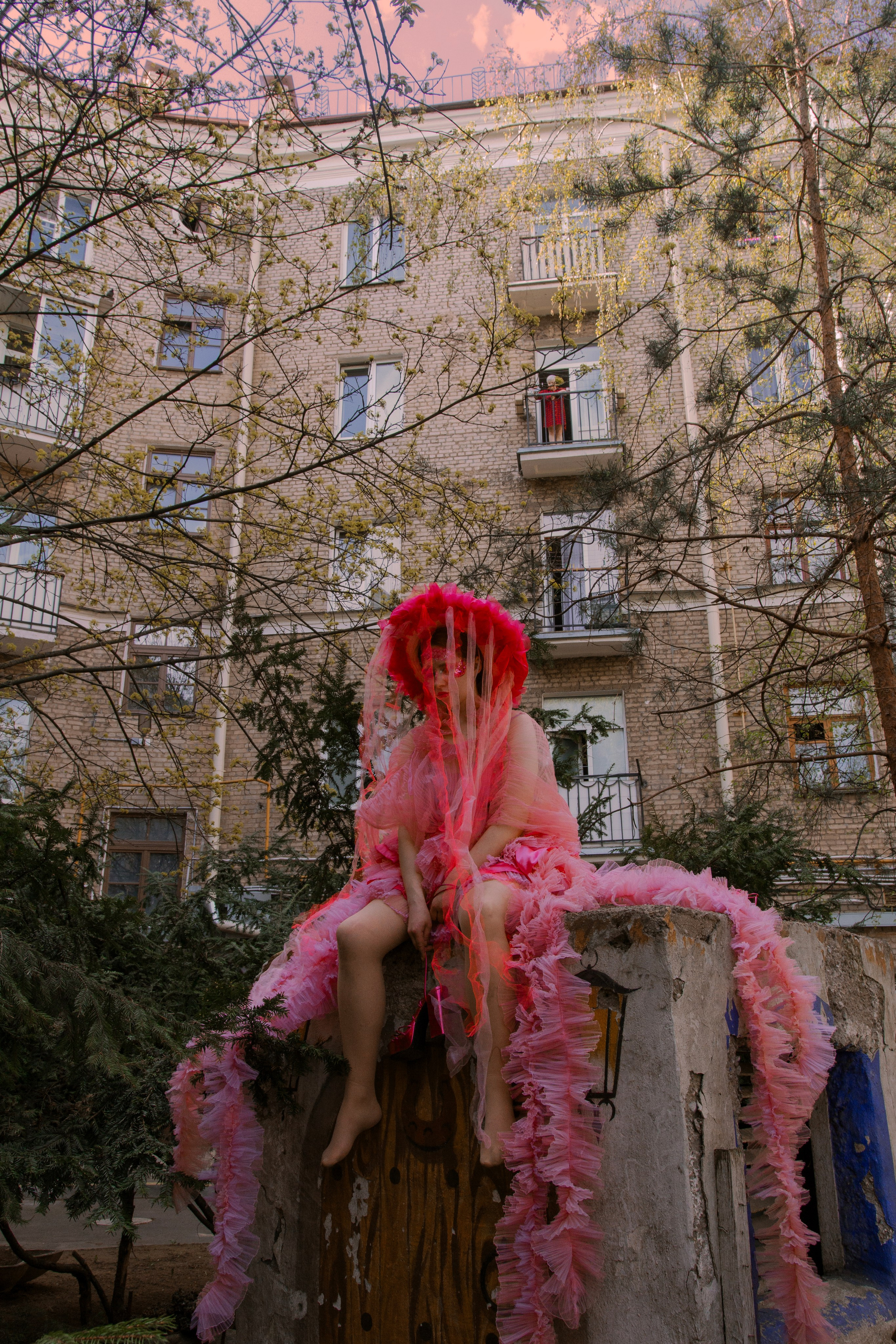 Яркая медуза врывается в май