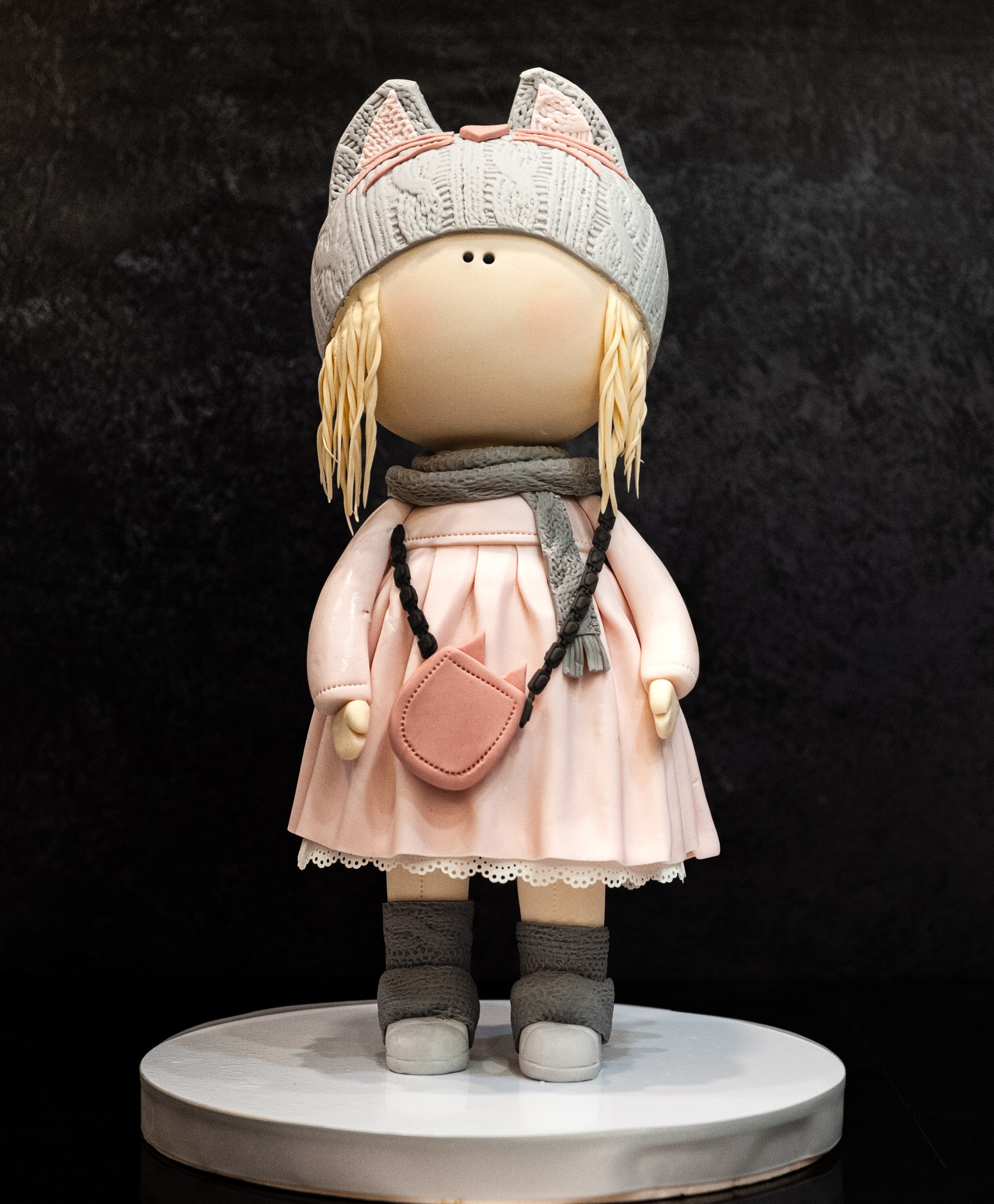 Торт в виде куклы-девочки в платье, шапочке и с сумочкой, креативное оформление.