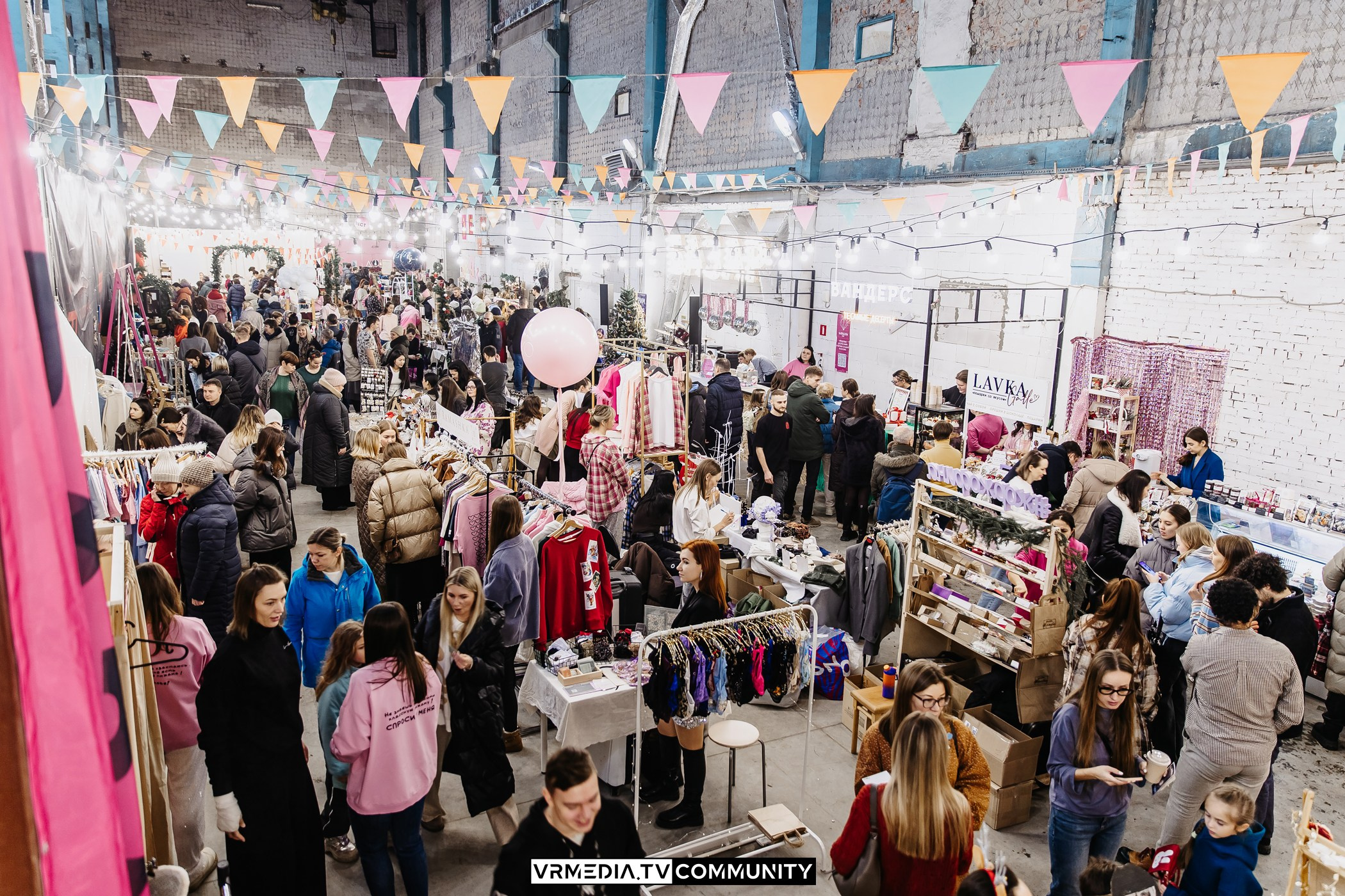 Традиционный рождественский базар и Garage Sale