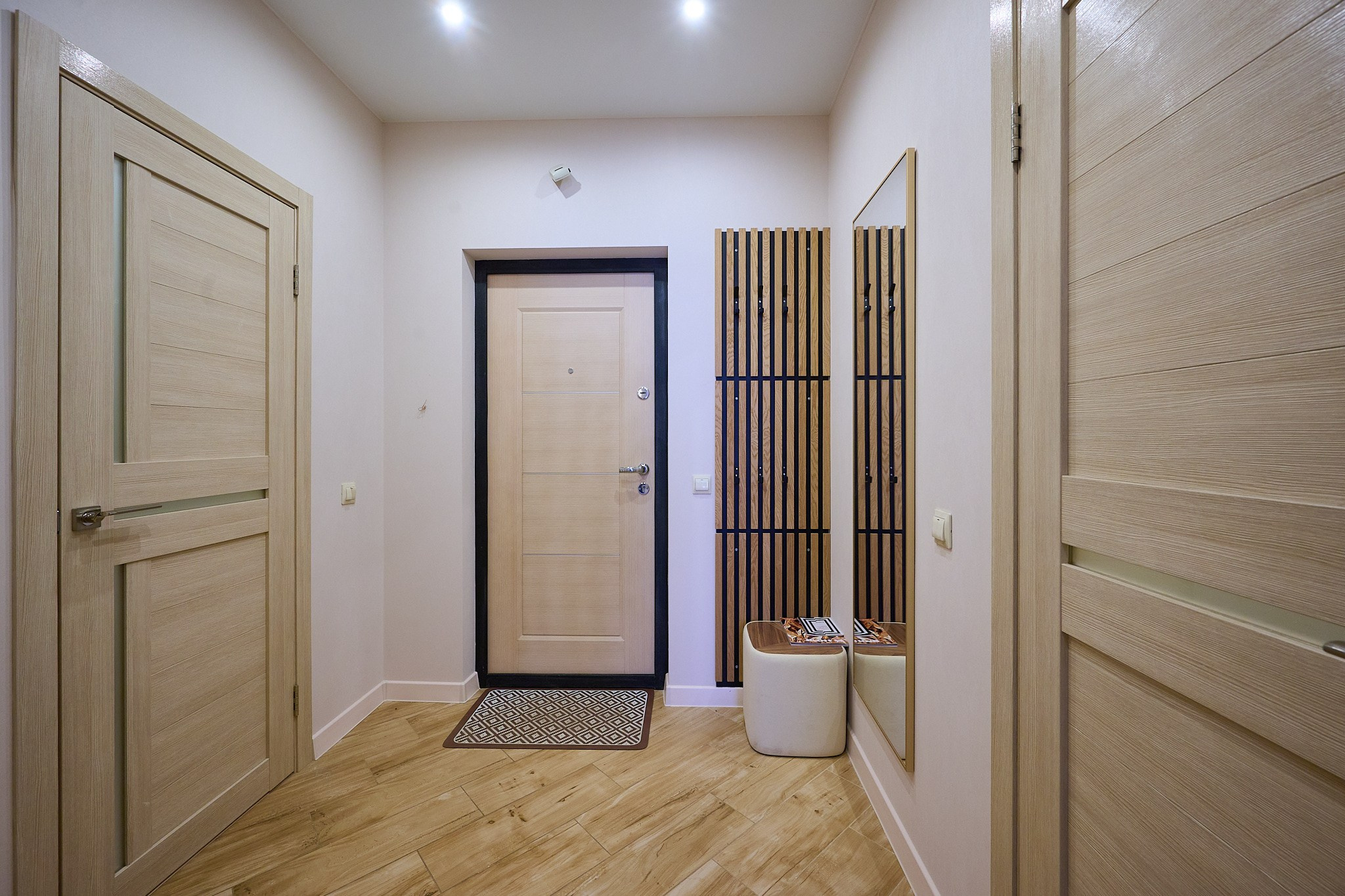 коридор  бежевая входная дверь светлые стены 