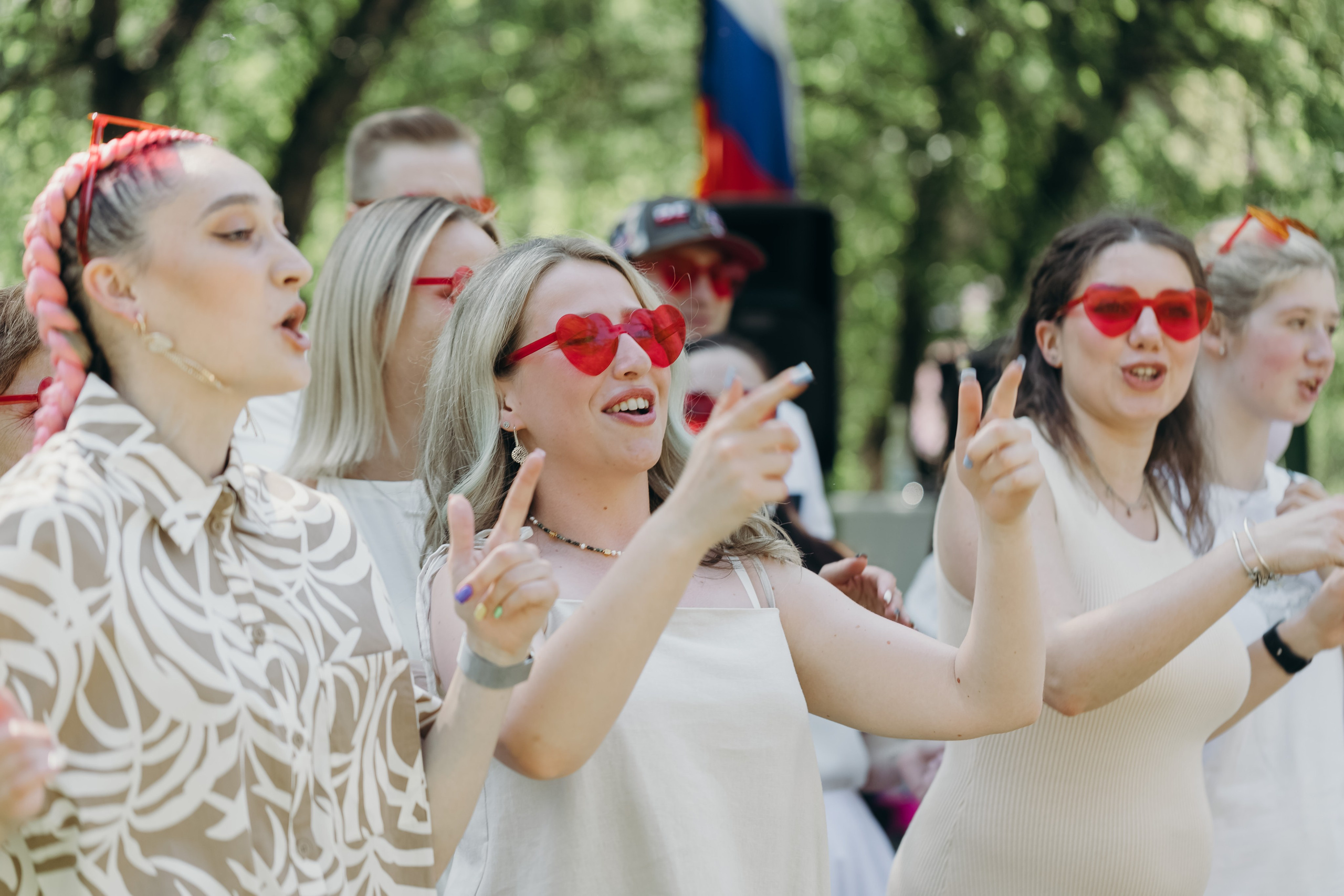 Девушки поют песню на вечеринке