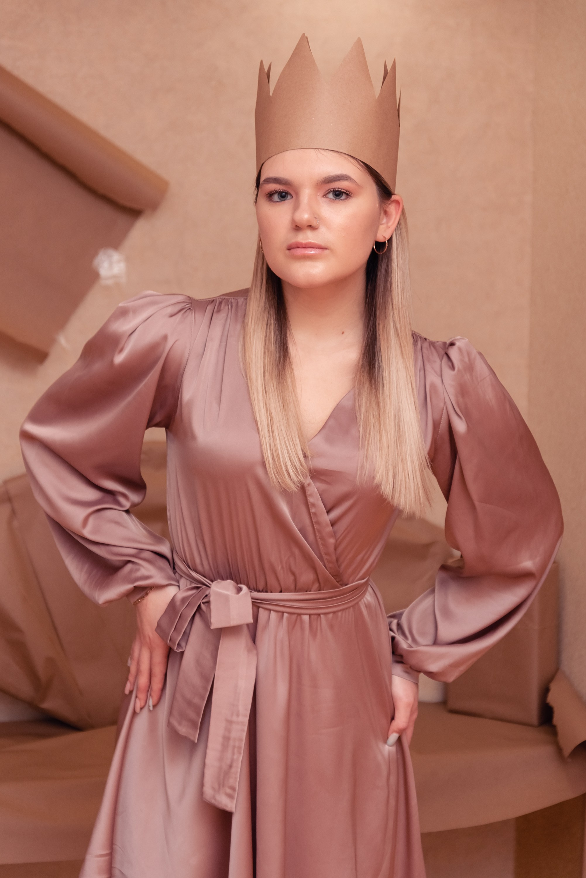 Фотосессия девушки королева на бумажном фоне крафт.