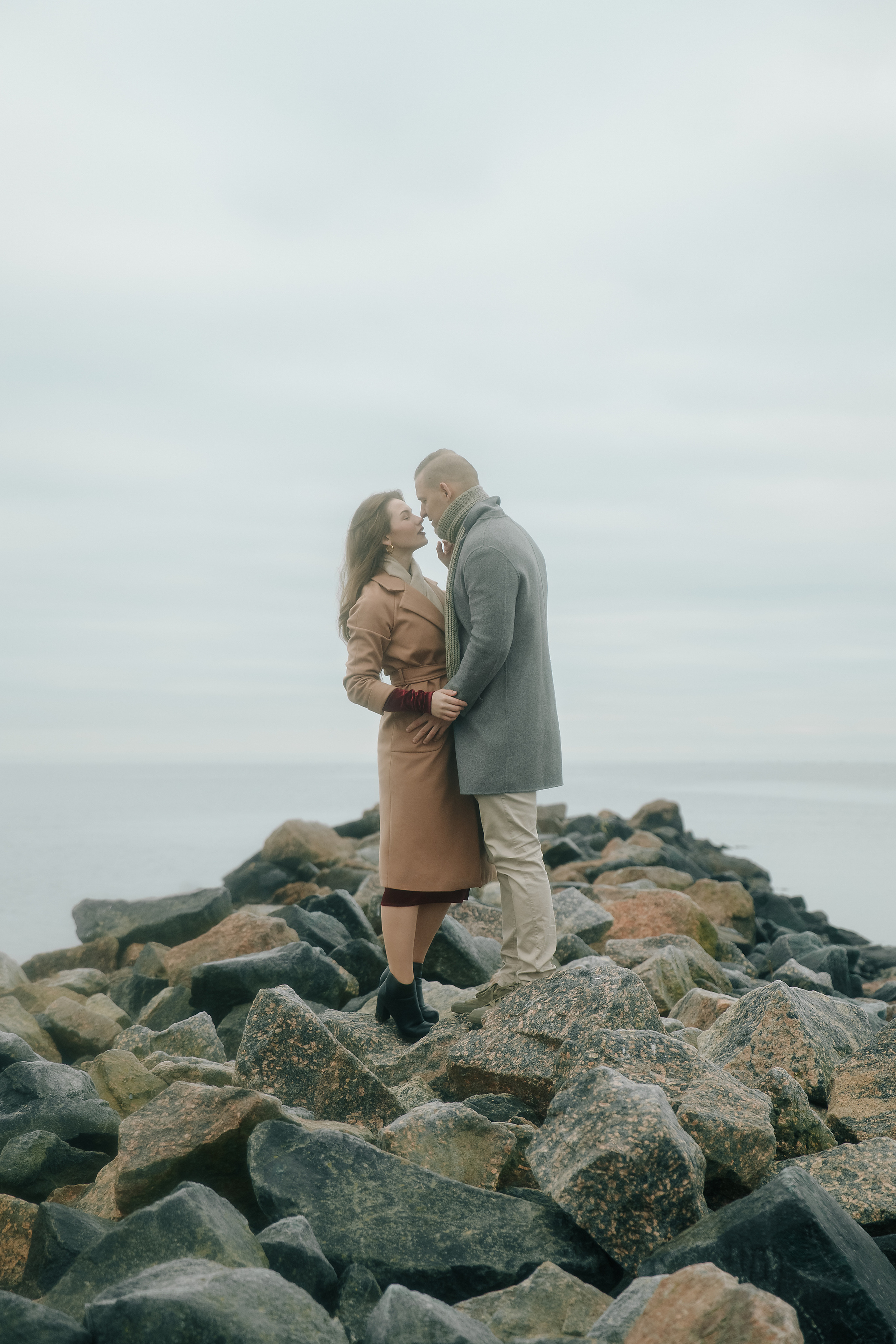 Влюбленная пара у залива в пасмурный день