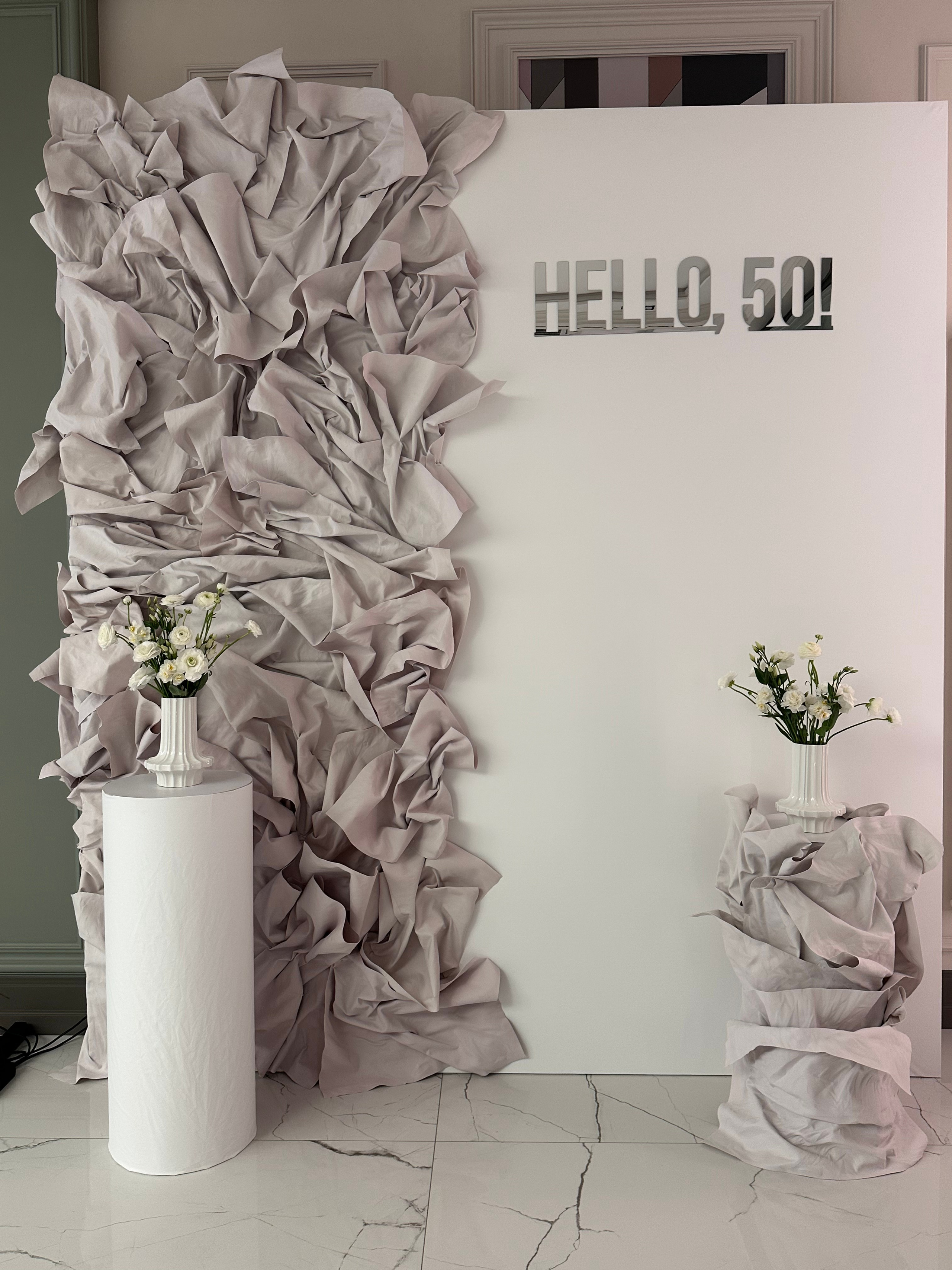 «Hello 50» Стильный юбилей в постельных тонах с ярким акцентом на любимый цветок именинницы красную розу. Организация мероприятий ЮФО