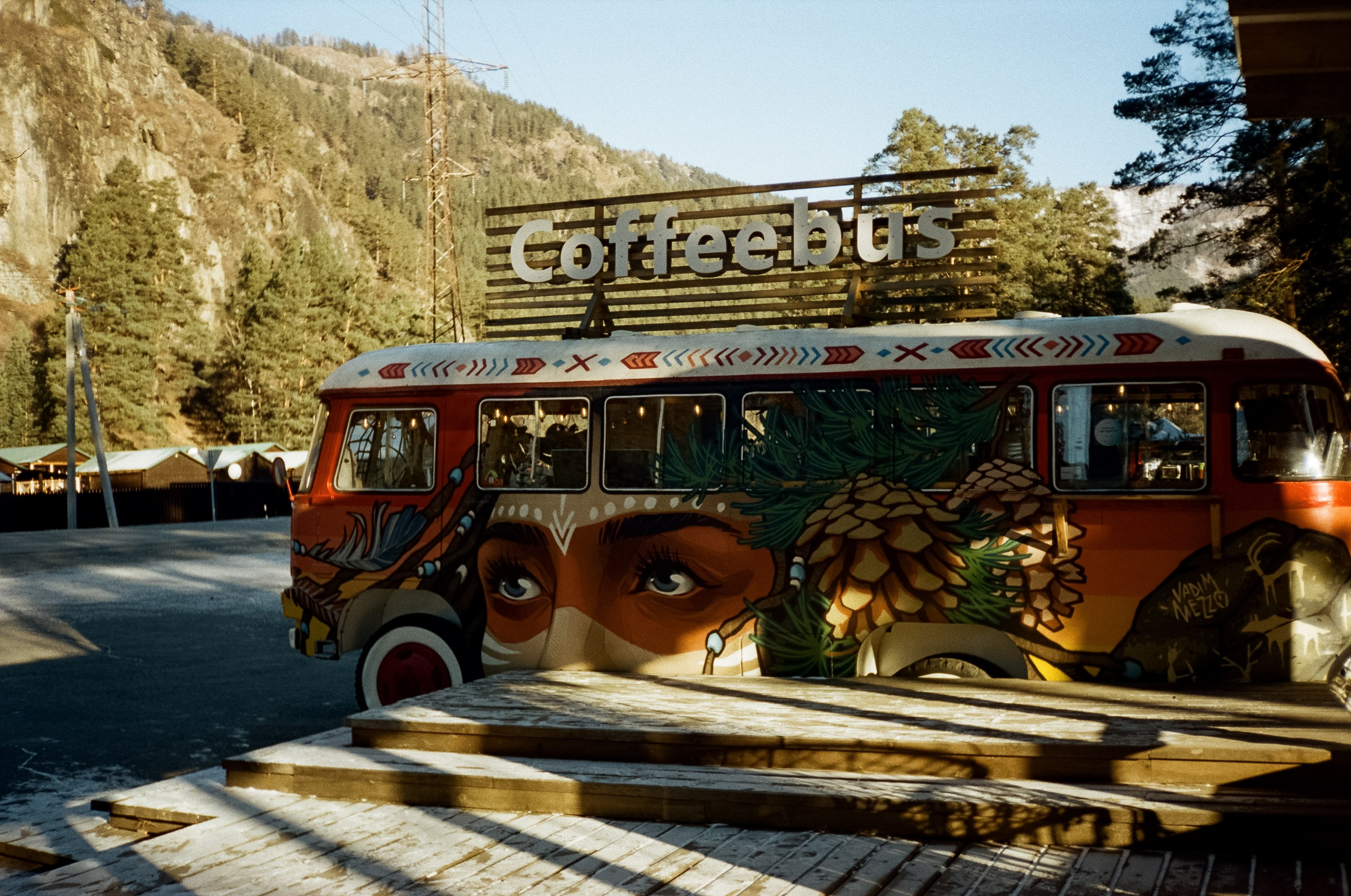 Зимний Coffee Bus в «летнем» лесу. Чемал. Фотограф-документалист Мария Осокина