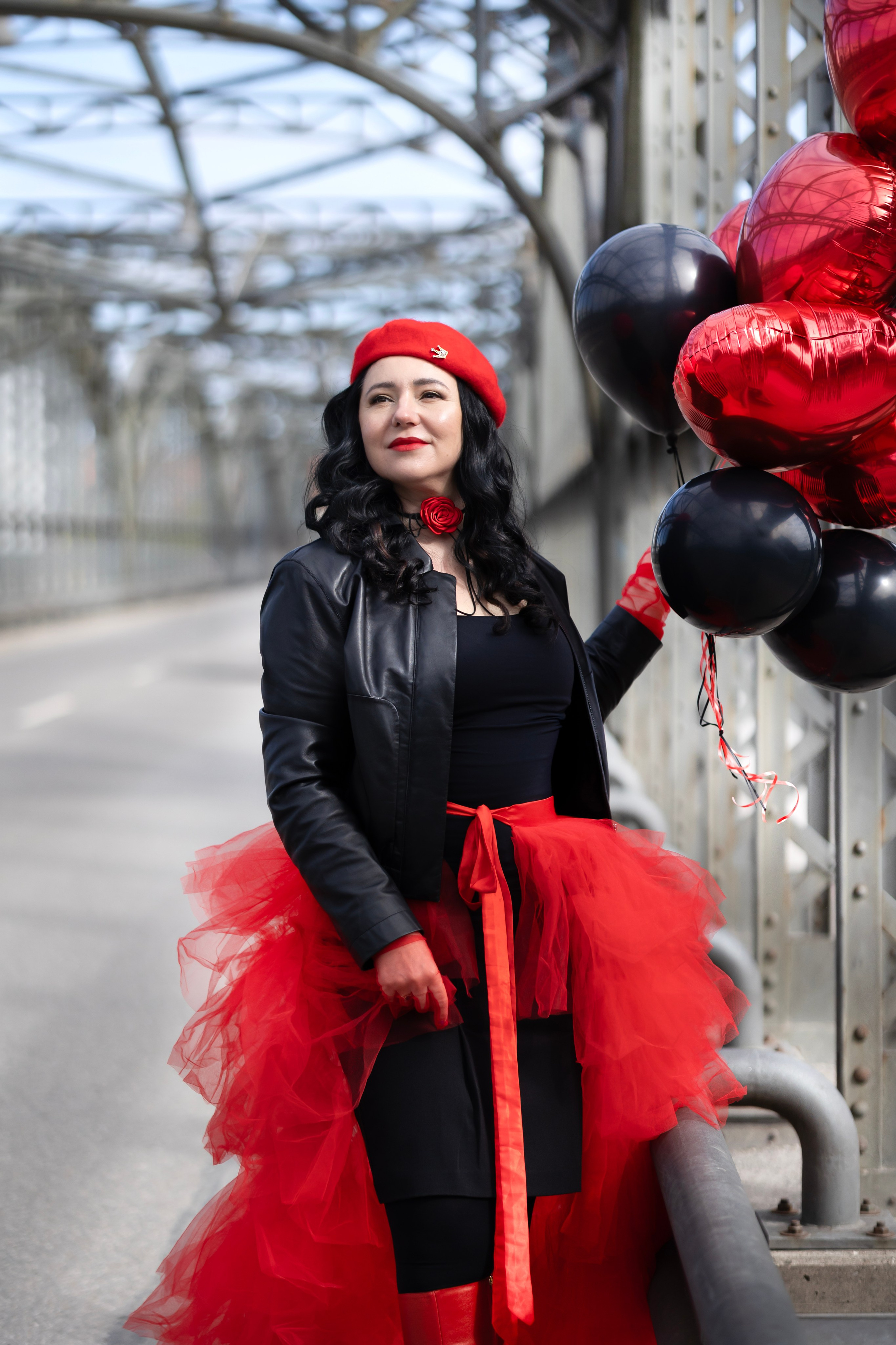 Balloons and red skirt. Photographer in Munich