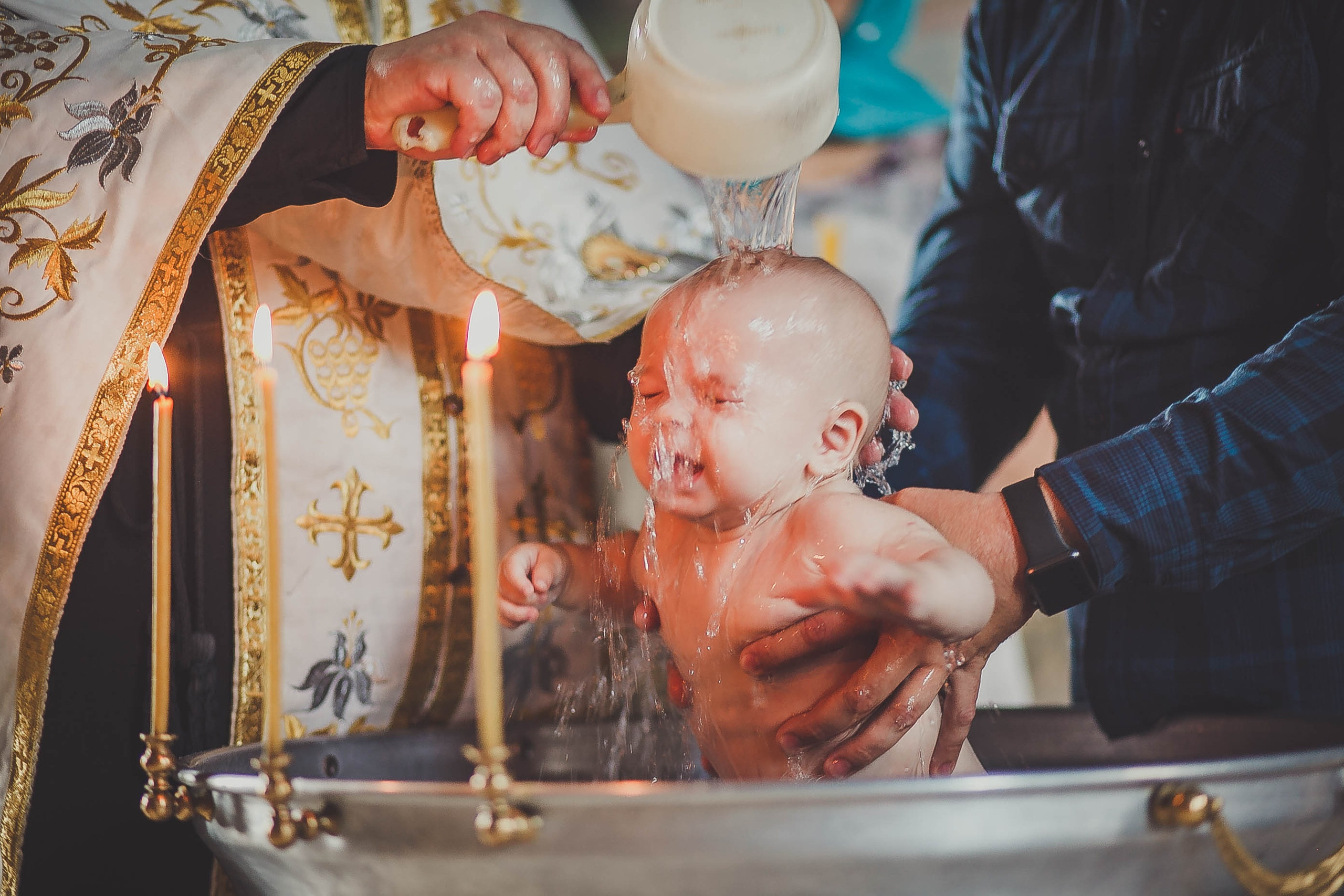 Окунание в купель. Фотограф Крещения, а также семейный и детский фотограф в Оренбурге