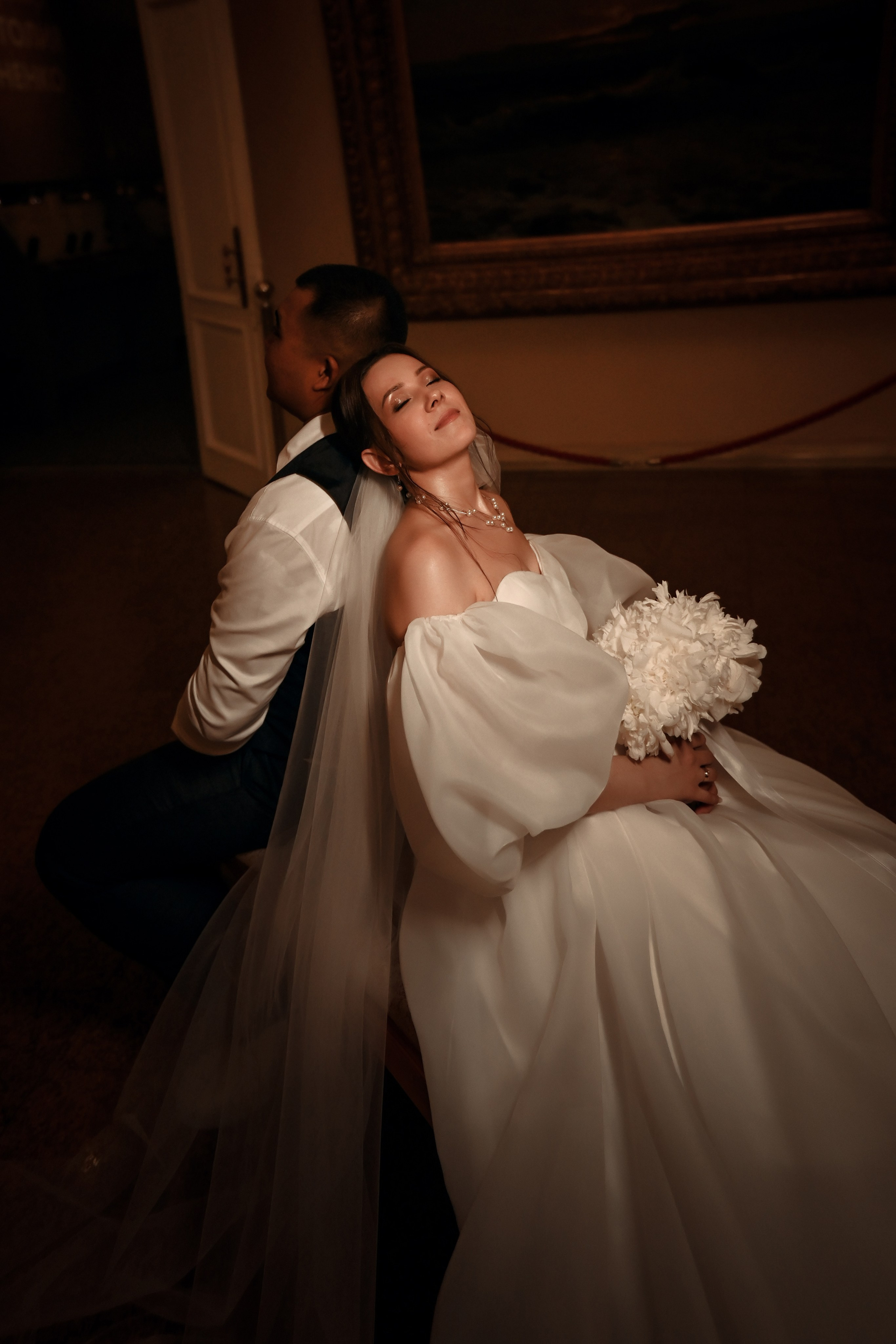 Небольшая свадебная серия в музее и прогулкой под дождем Эльмиры и Ризата. Свадебный, семейный, детский, контент фотограф в Омске Максим Ильин