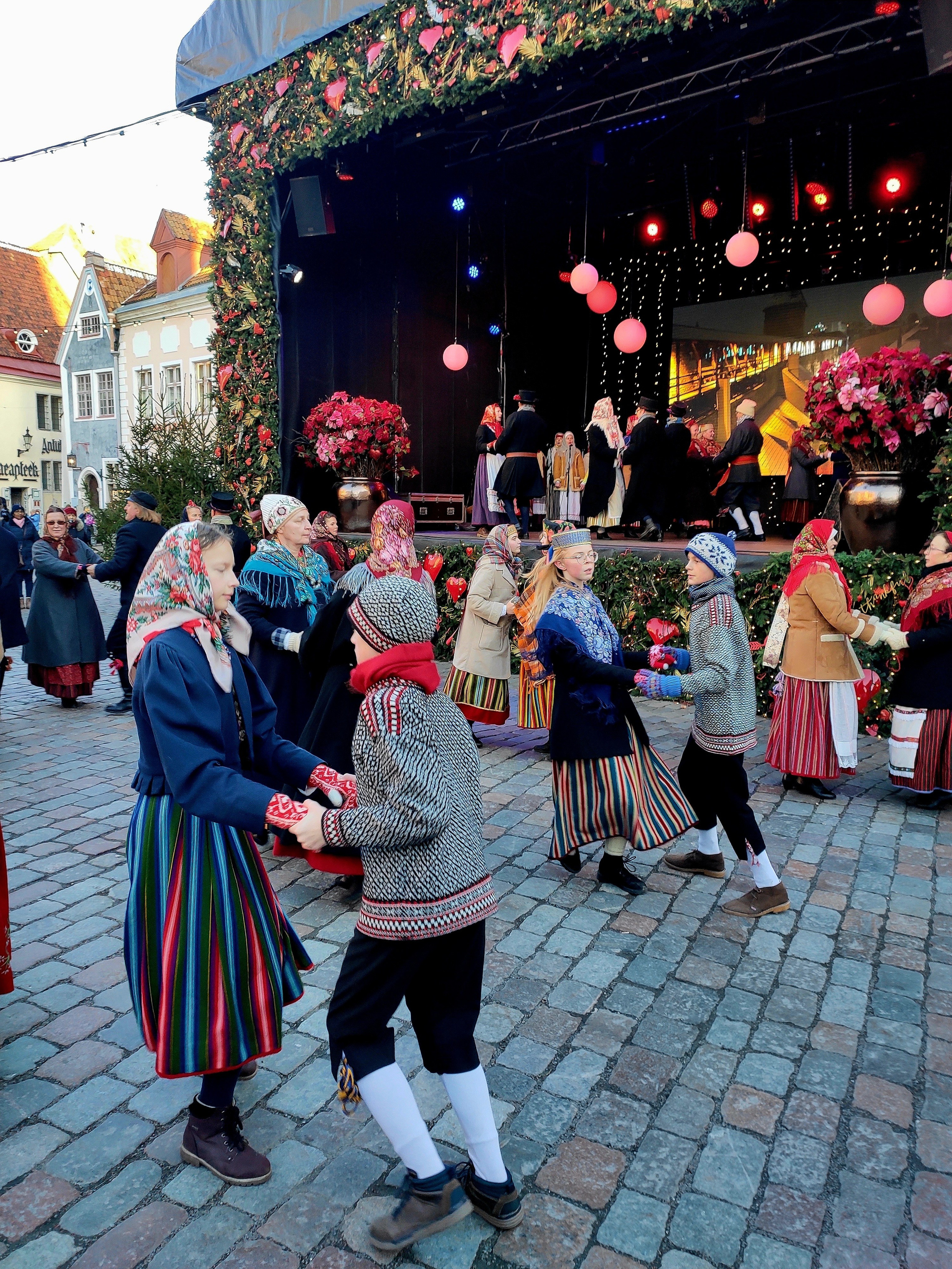 На ратушной площади Рождественский рынок и гуляния. Традиции рождественских празднеств начались в 1441 г., когда Братство черноголовых впервые установило здесь рождественскую елку.